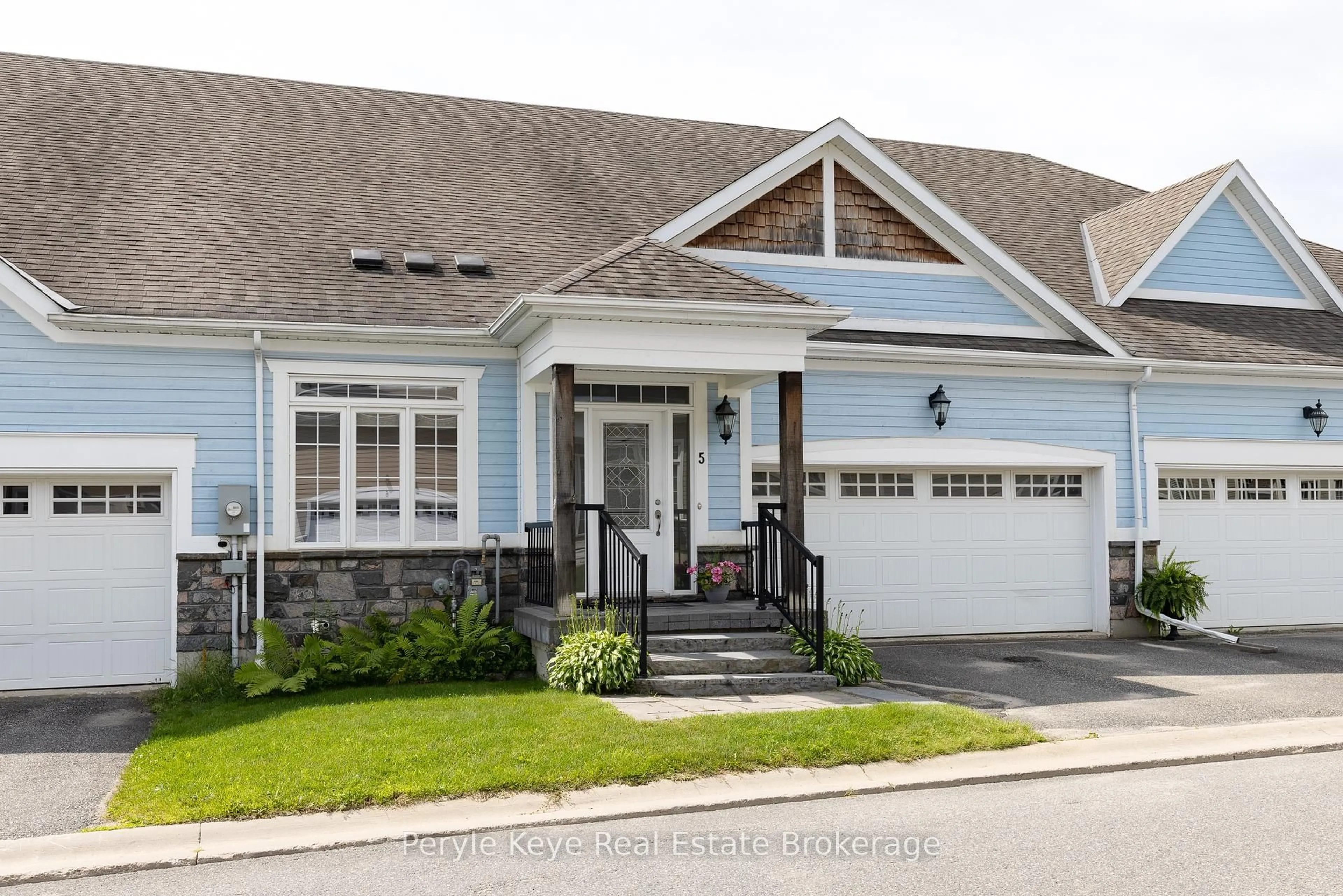 Home with vinyl exterior material, street for 5 Prescott Cres, Bracebridge Ontario P1L 0B7