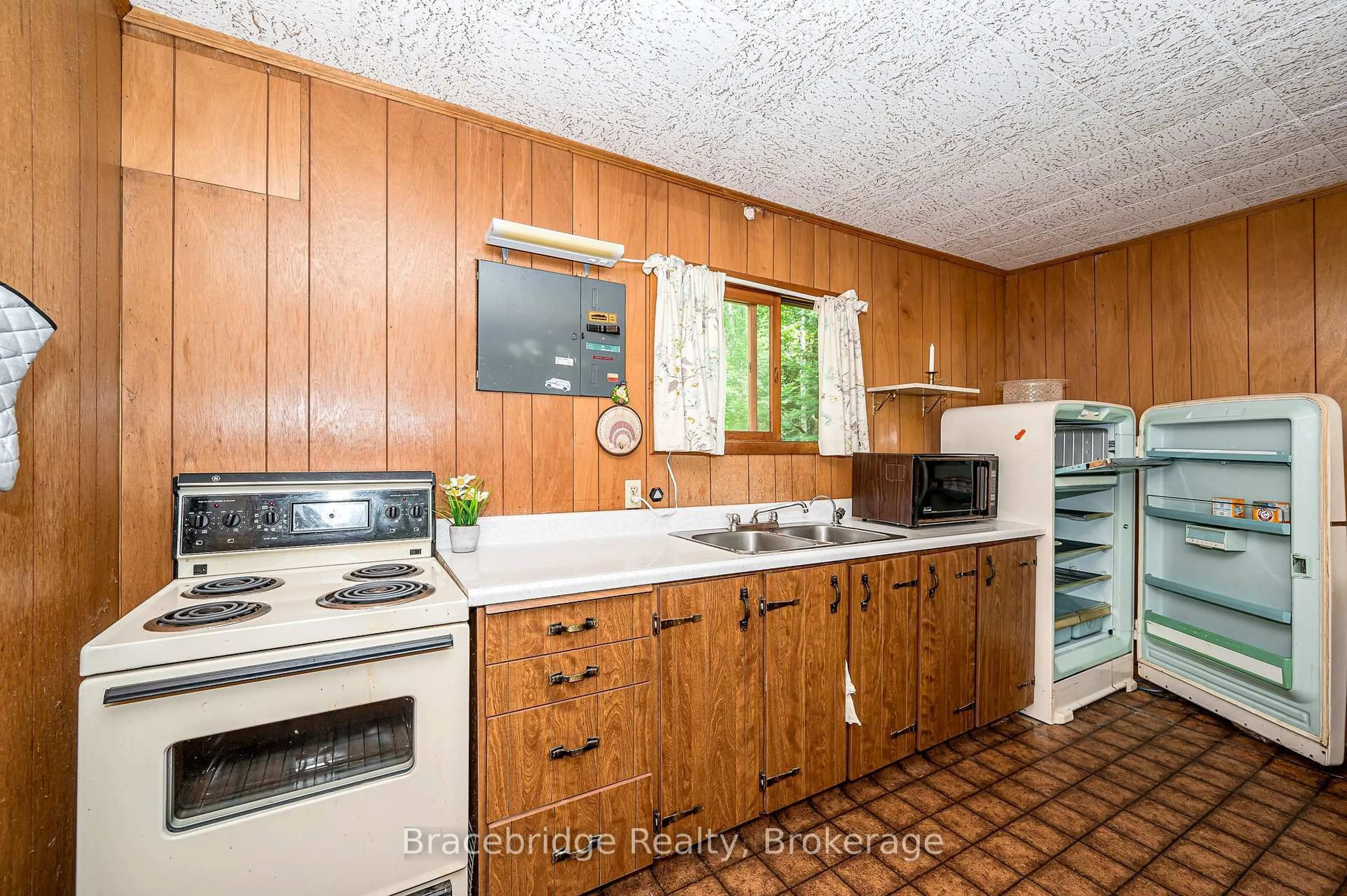 Standard kitchen, unknown for 1023 Colony Tr, Bracebridge Ontario P1L 1X3
