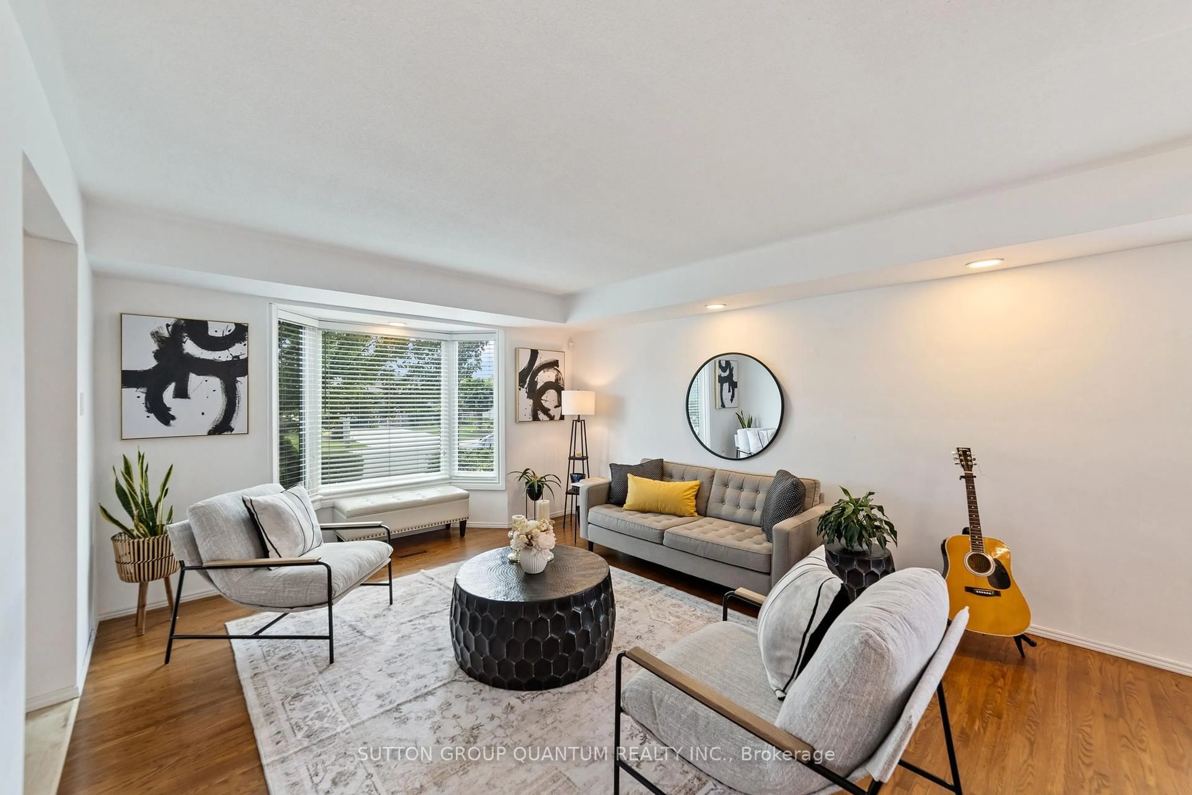 Living room with furniture, unknown for 43 Ridley Dr, Hamilton Ontario L8W 1J3