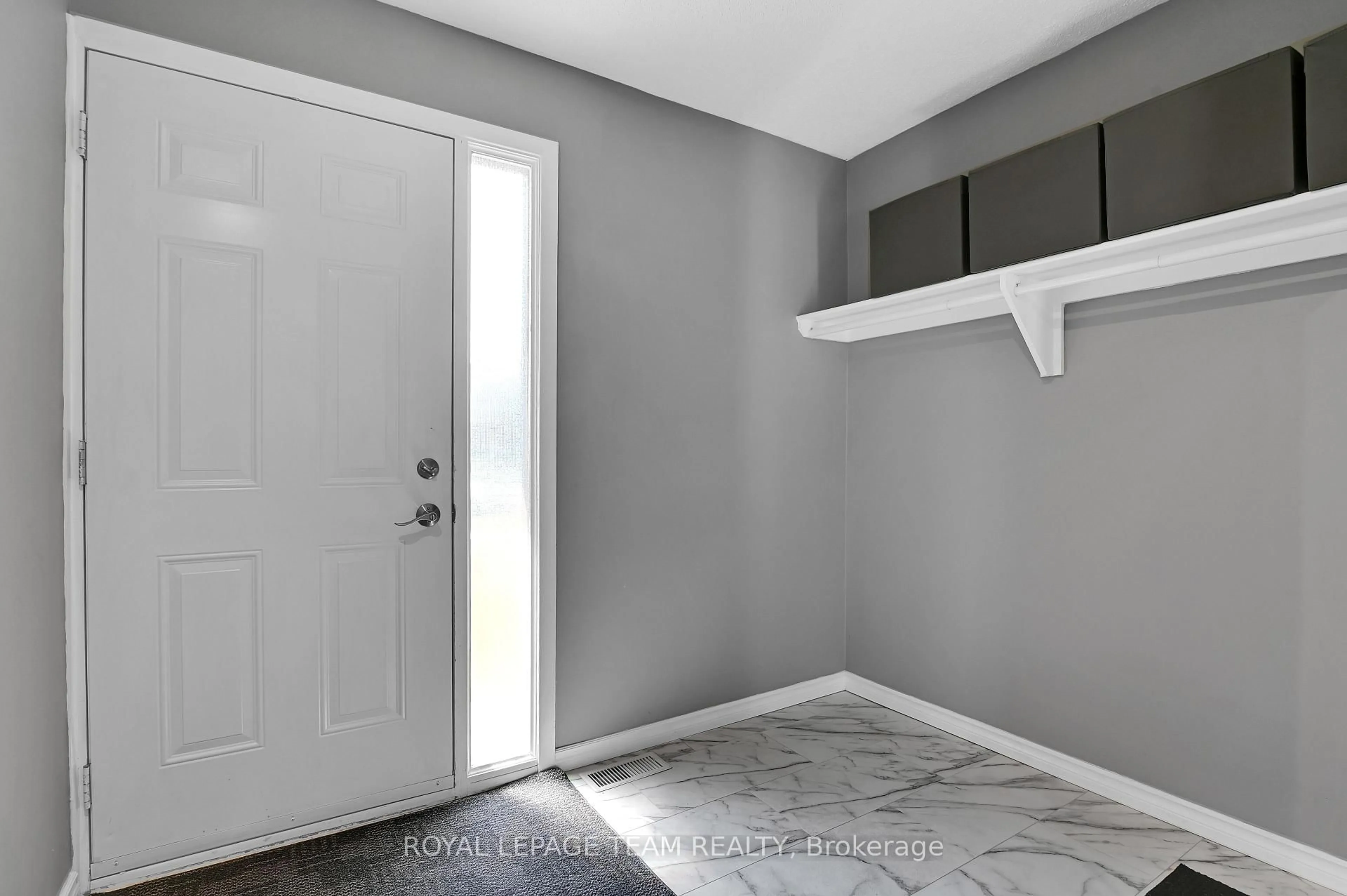 Indoor entryway for 2280 Cotters Cres, Ottawa Ontario K1V 8Y6