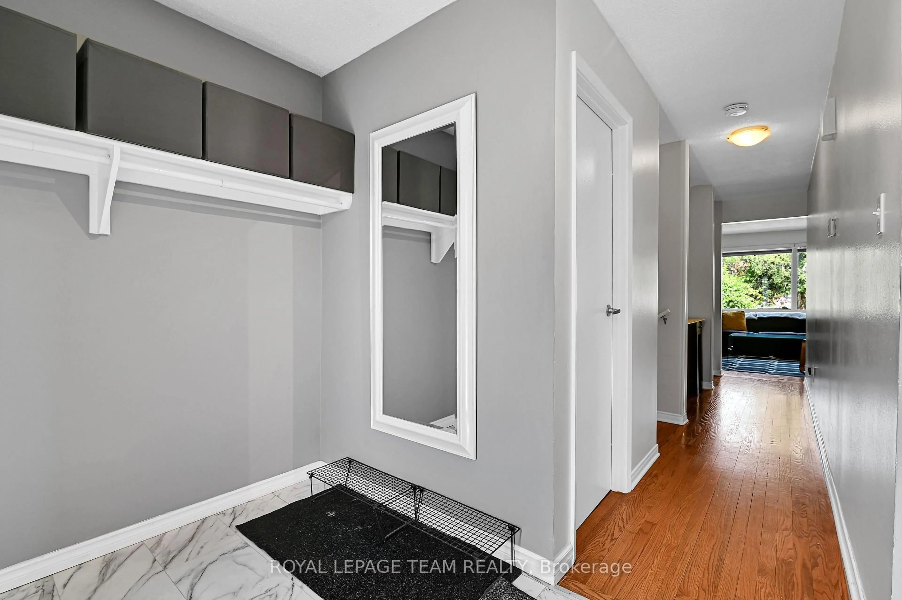 Indoor entryway for 2280 Cotters Cres, Ottawa Ontario K1V 8Y6