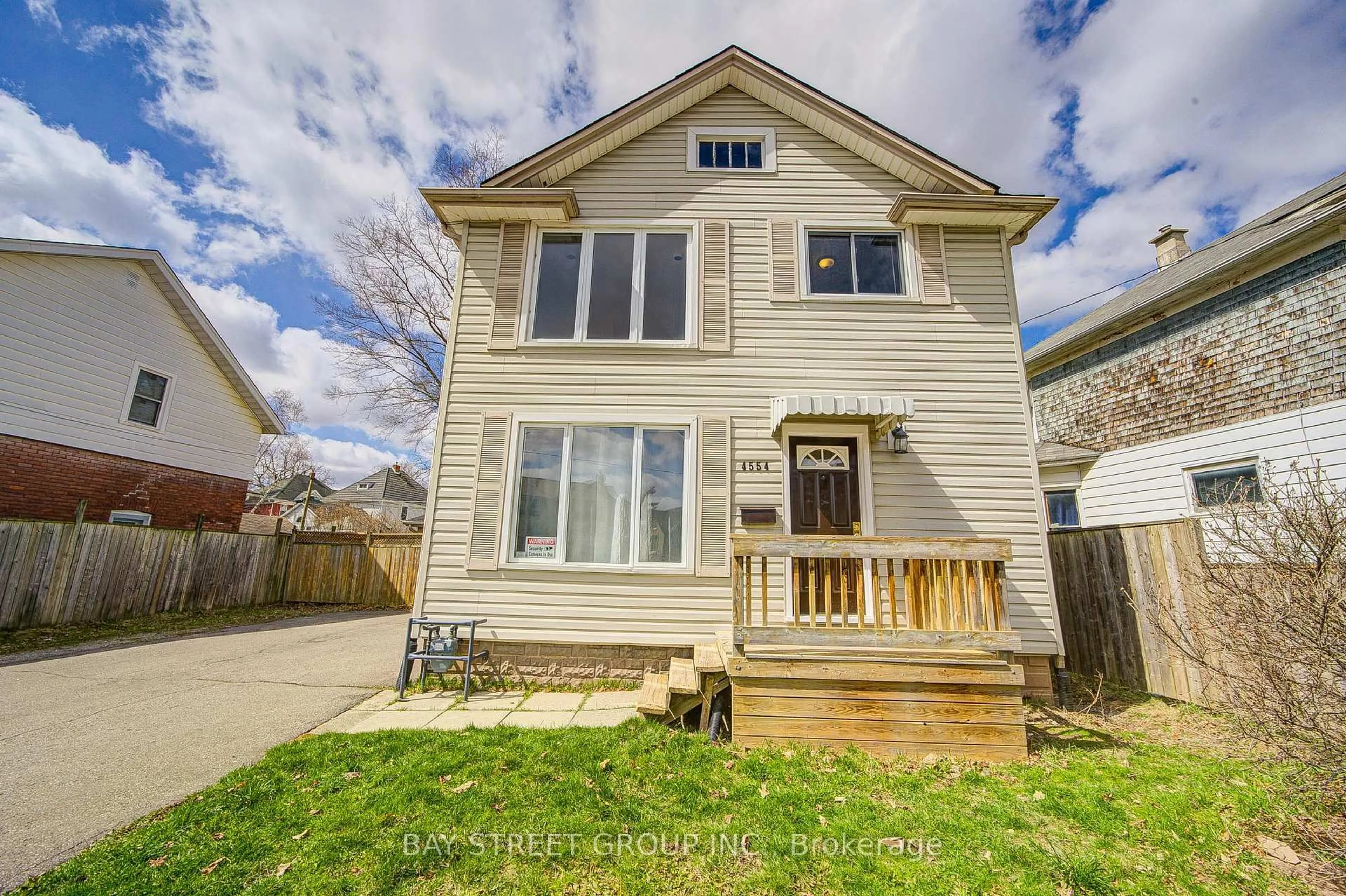 Home with vinyl exterior material, street for 4554 Ryerson Cres, Niagara Falls Ontario L2E 1E2