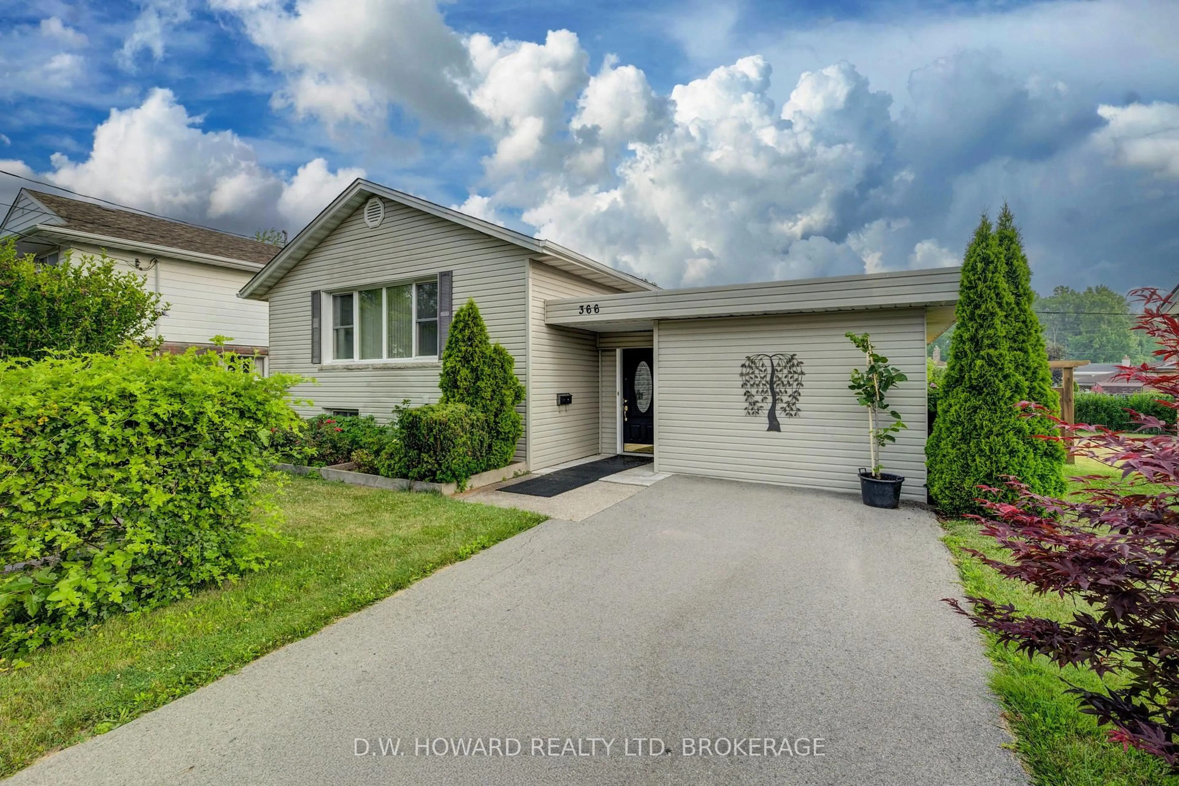Home with vinyl exterior material, street for 366 Bowen Rd, Fort Erie Ontario L2A 2Y9