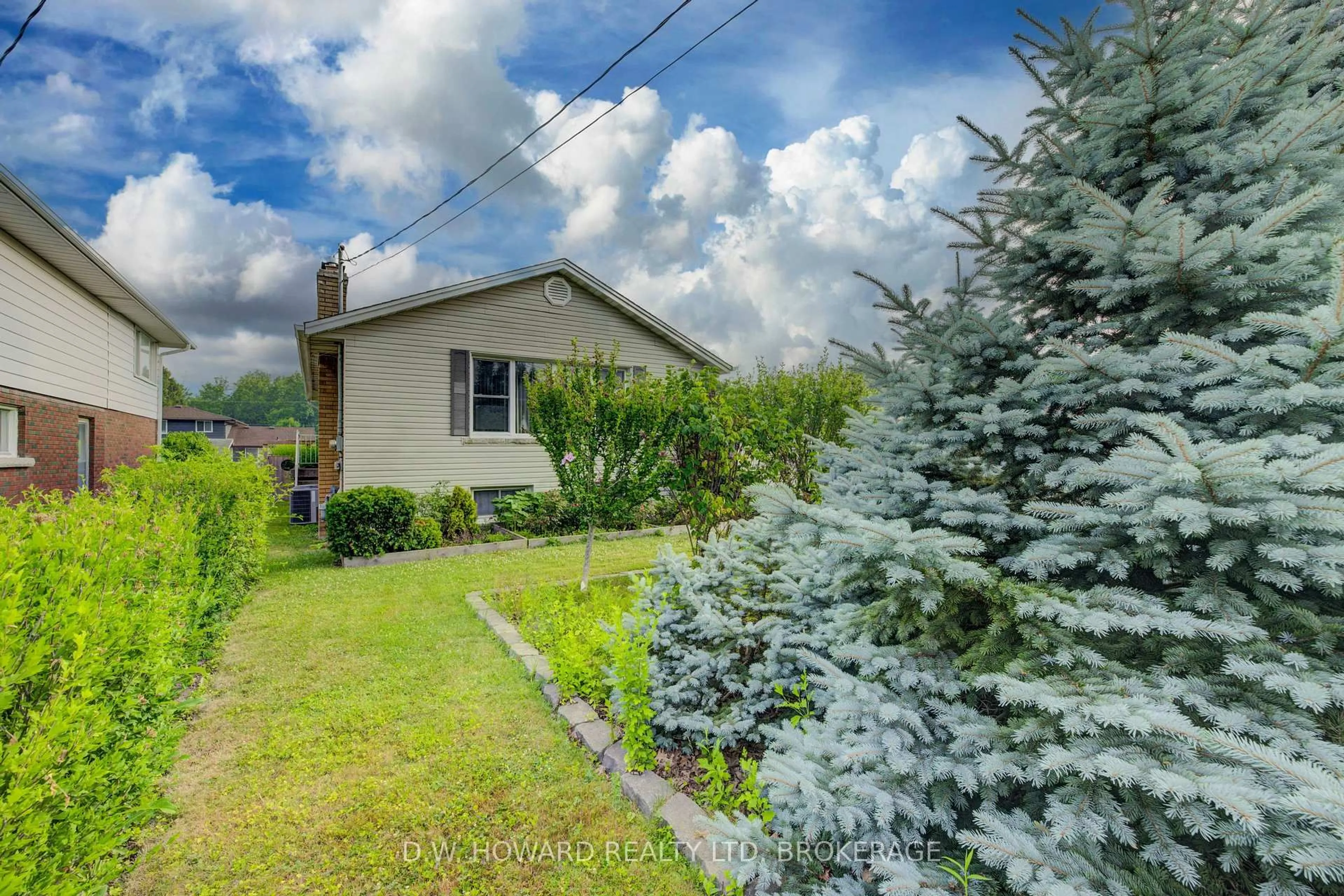 A pic from outside/outdoor area/front of a property/back of a property/a pic from drone, street for 366 Bowen Rd, Fort Erie Ontario L2A 2Y9