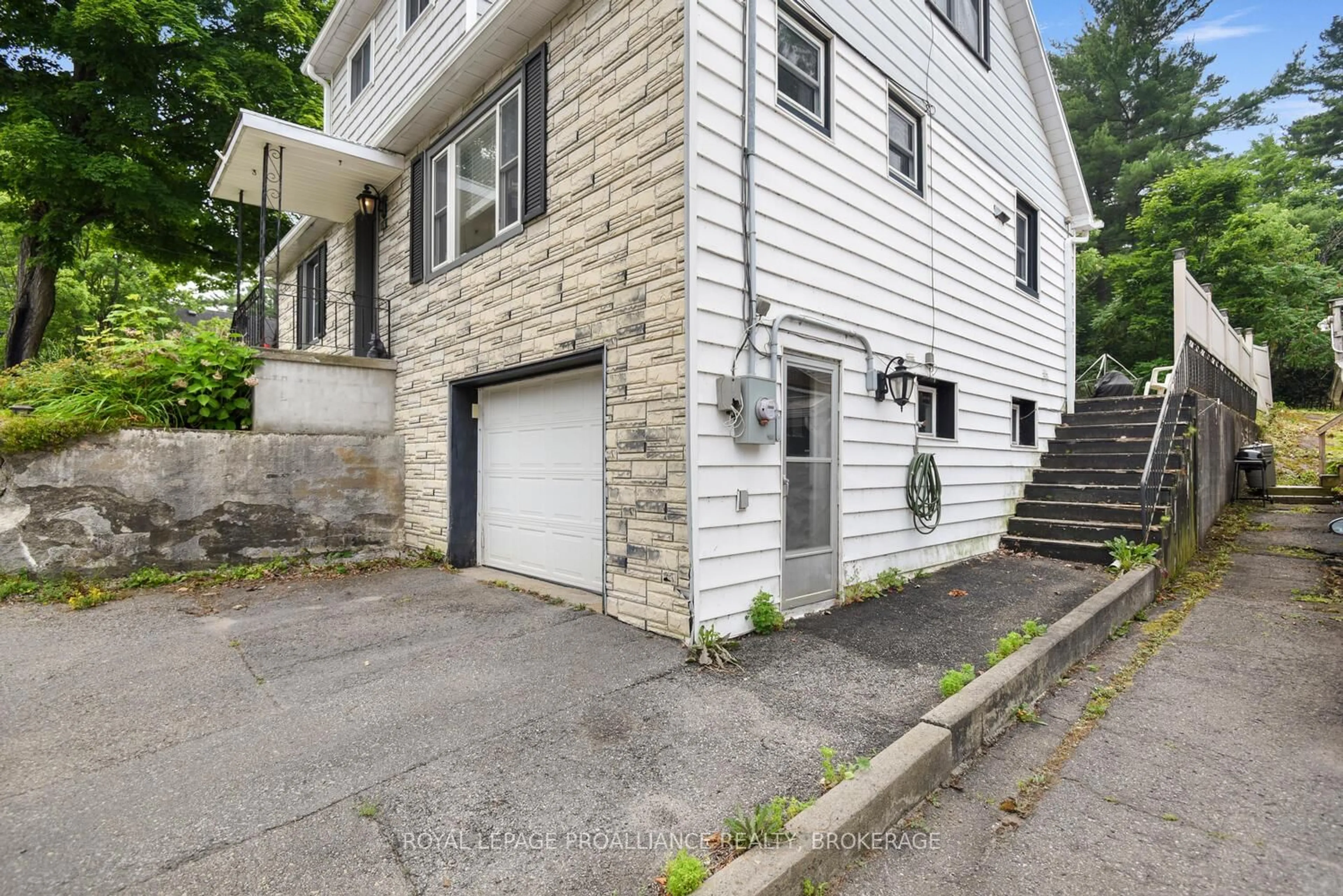 Unknown for 16 Mccready St, Brockville Ontario K6V 5N3