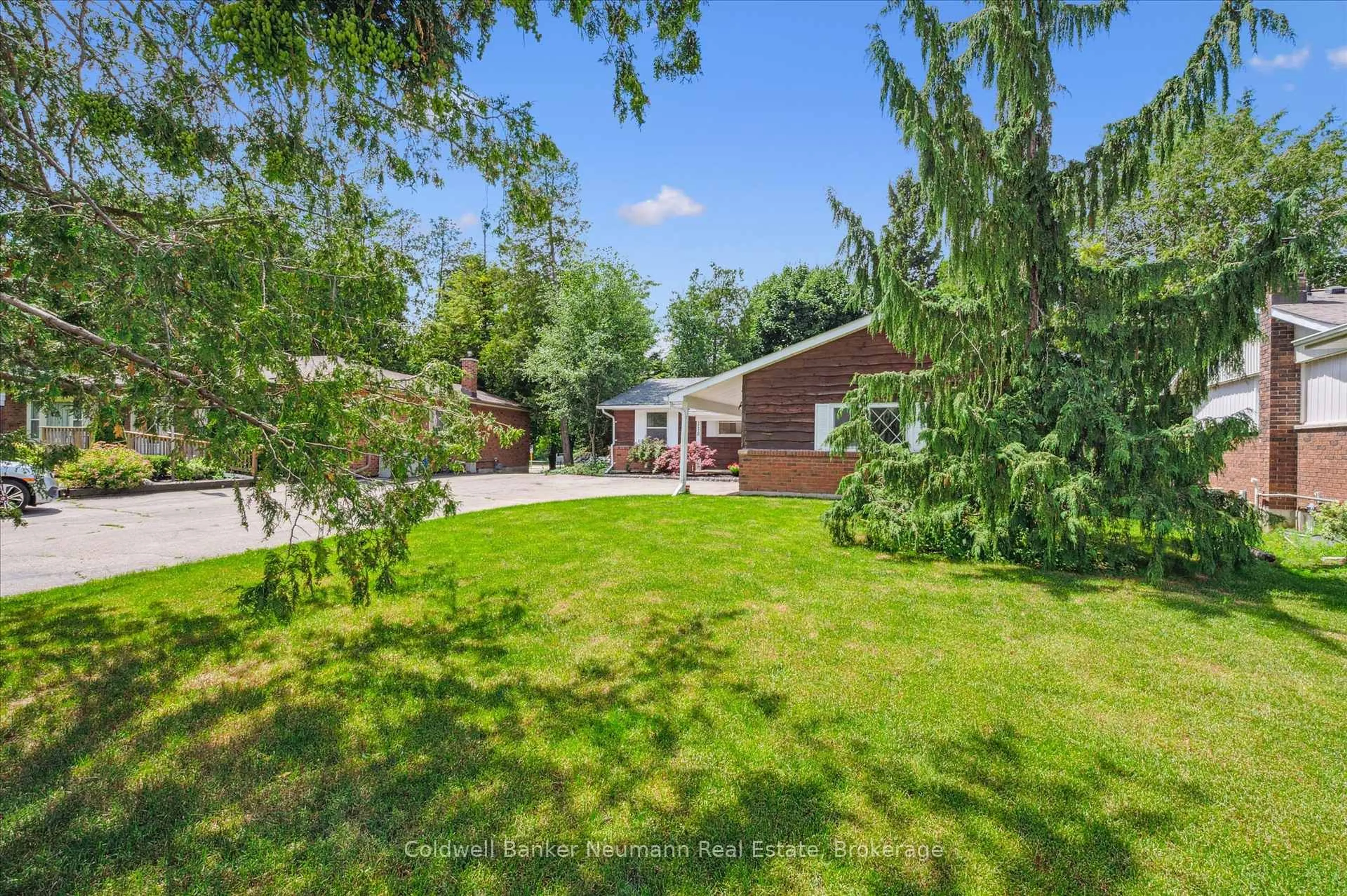 A pic from outside/outdoor area/front of a property/back of a property/a pic from drone, unknown for 118 Moccasin Dr, Waterloo Ontario N2L 4C3