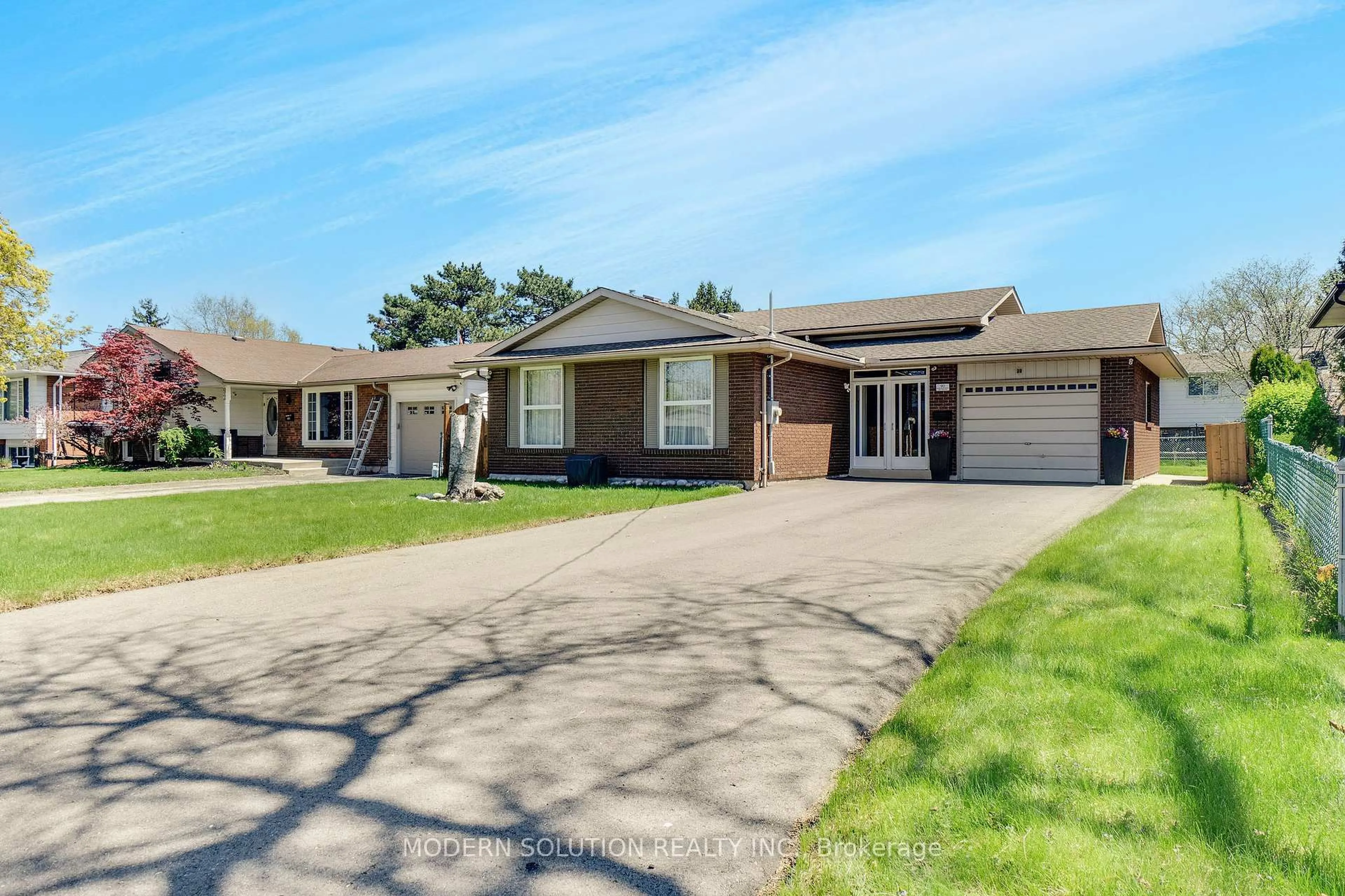Home with brick exterior material, street for 90 Glen Park Rd, St. Catharines Ontario L2N 3E9