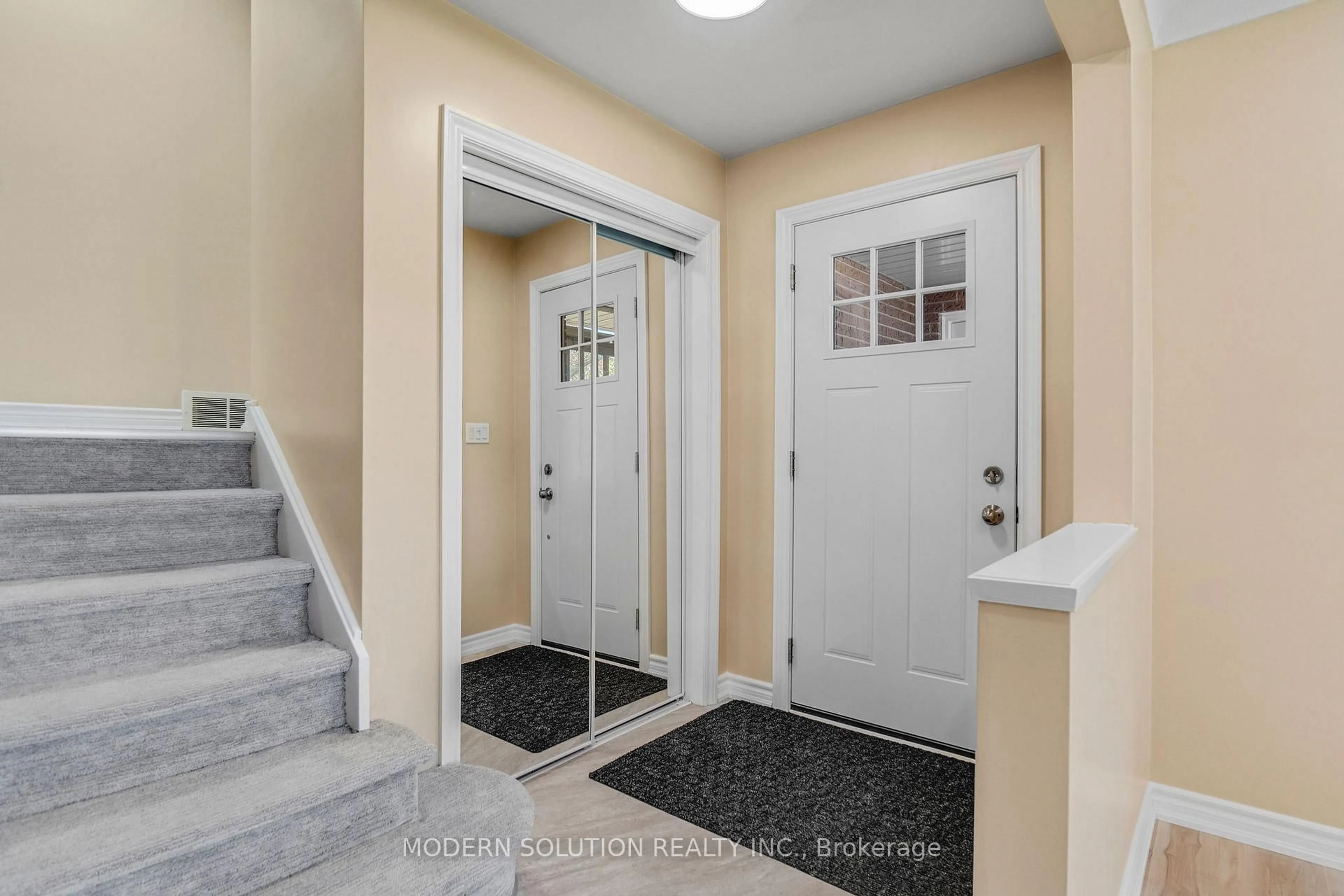 Indoor entryway for 90 Glen Park Rd, St. Catharines Ontario L2N 3E9