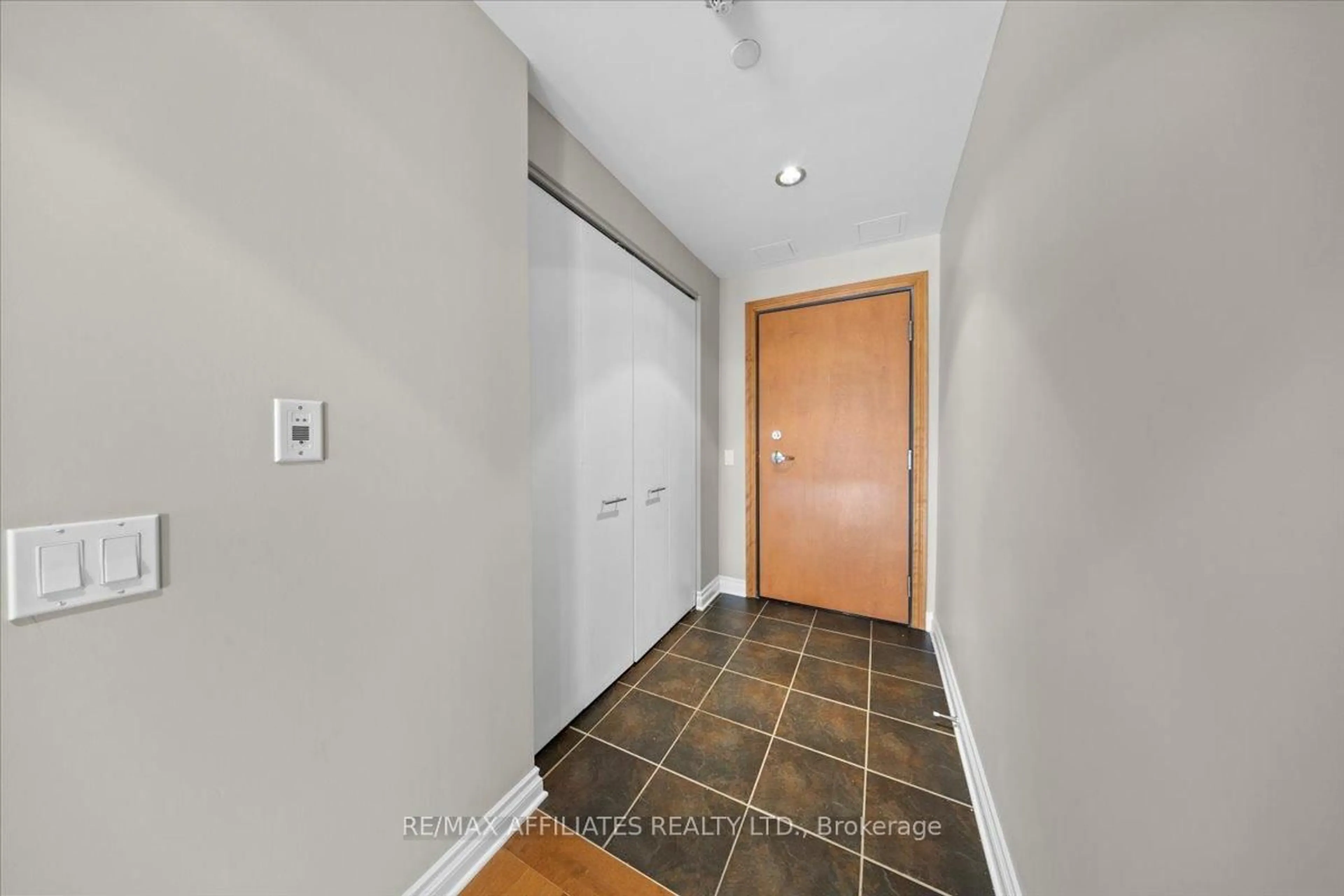 Indoor foyer for 90 George St #1003, Ottawa Ontario K1N 0A8