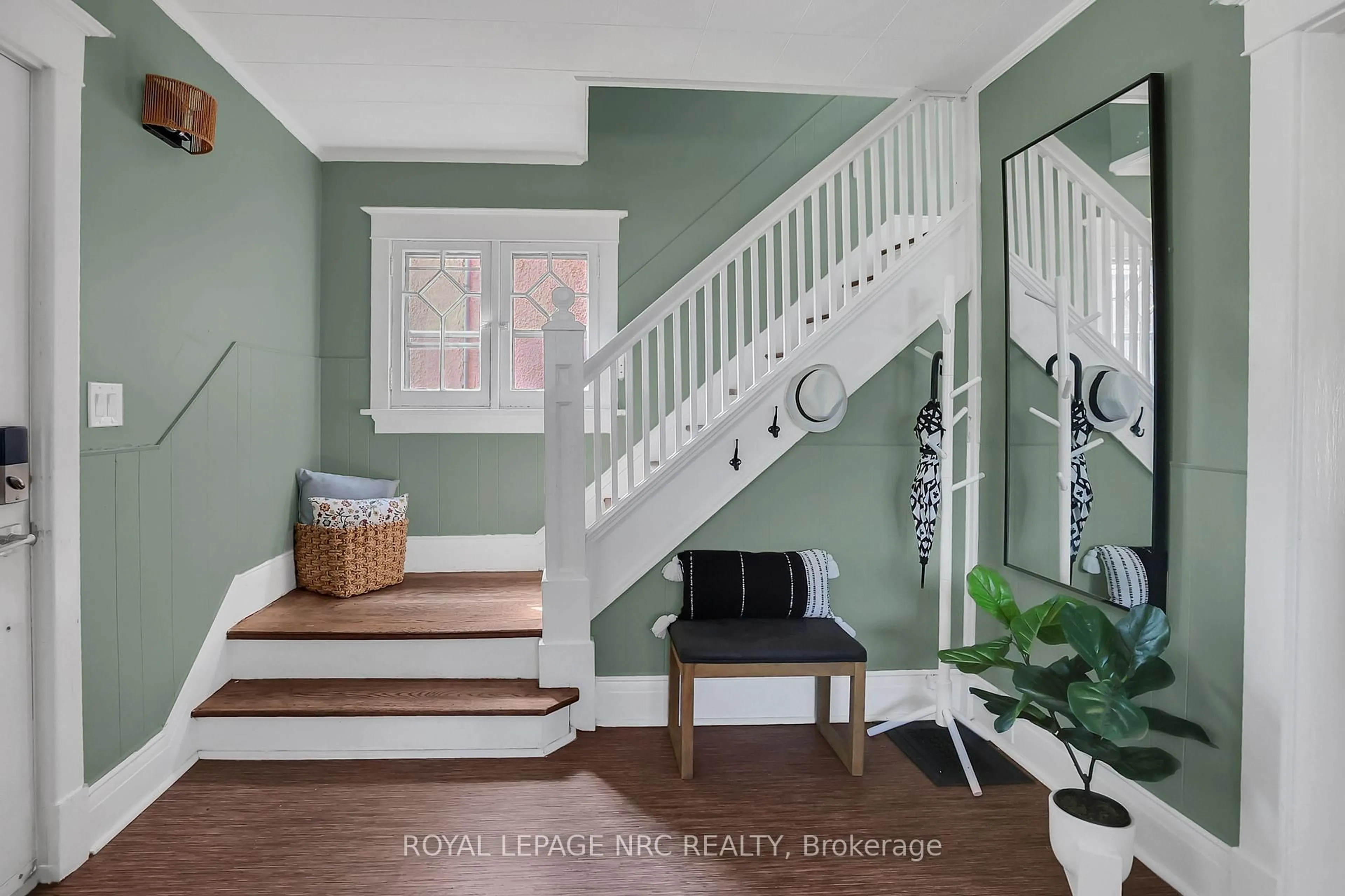 Indoor entryway for 61 Thomas St, St. Catharines Ontario L2R 6L8