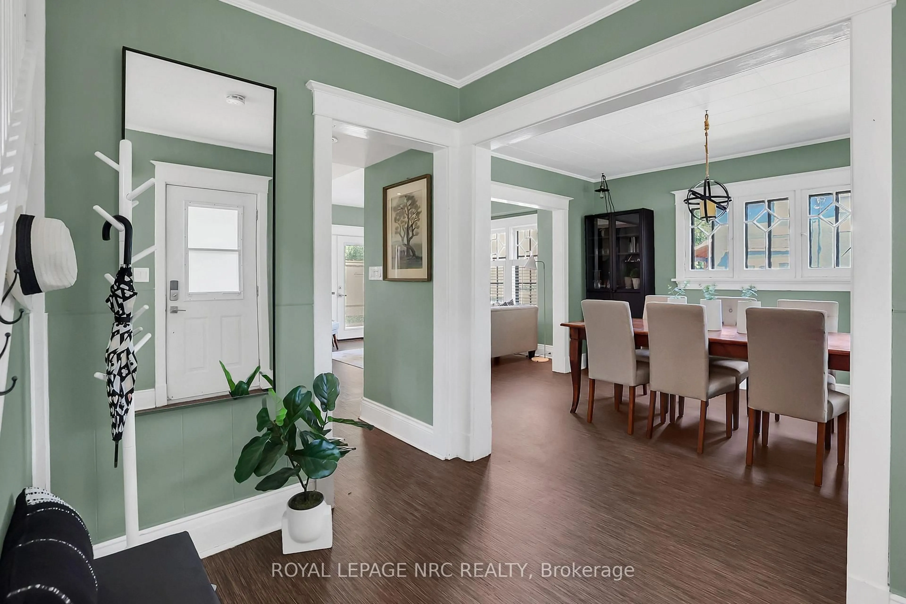 Indoor entryway for 61 Thomas St, St. Catharines Ontario L2R 6L8