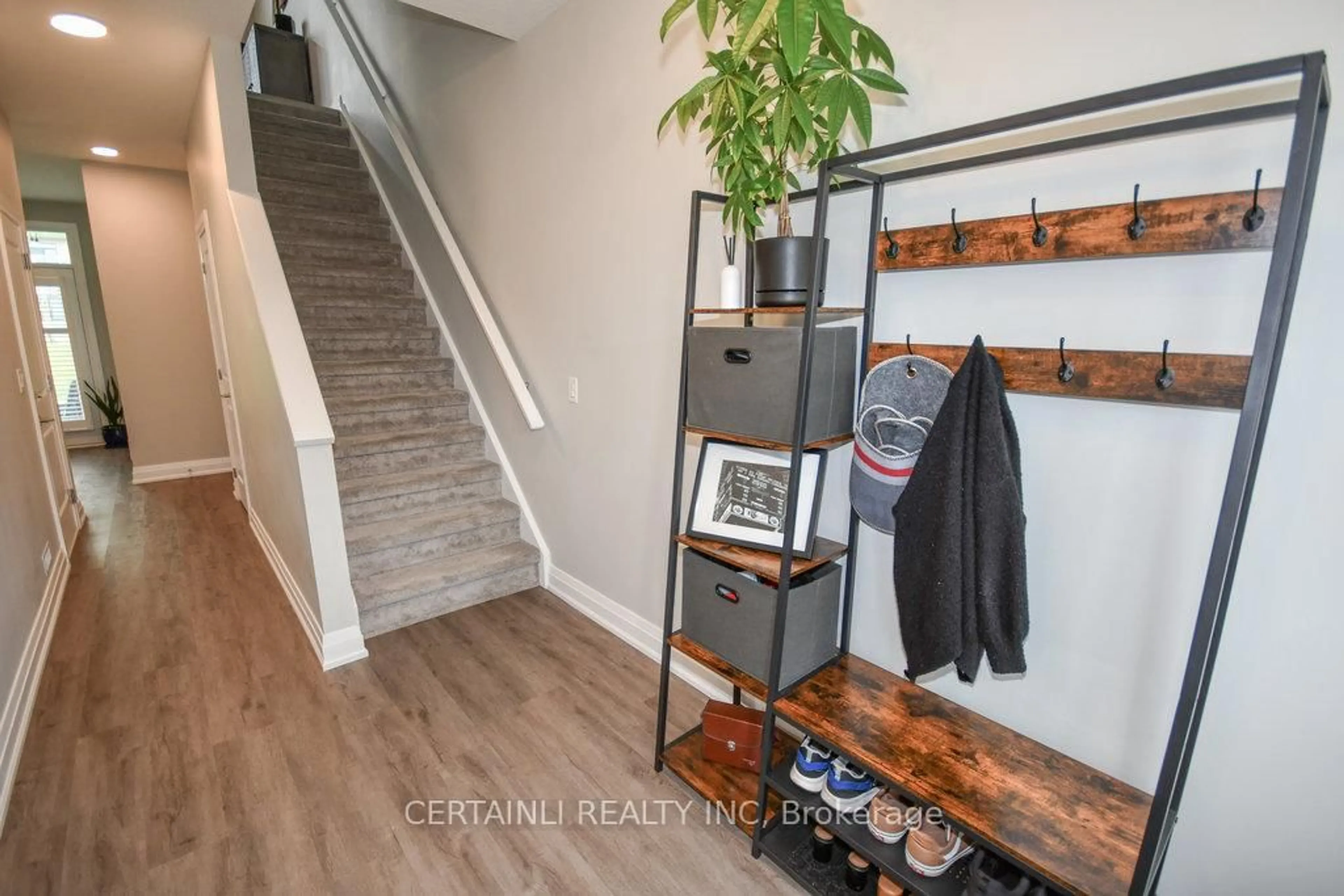 Indoor entryway for 2317 Callingham Dr, London North Ontario N6G 0X2