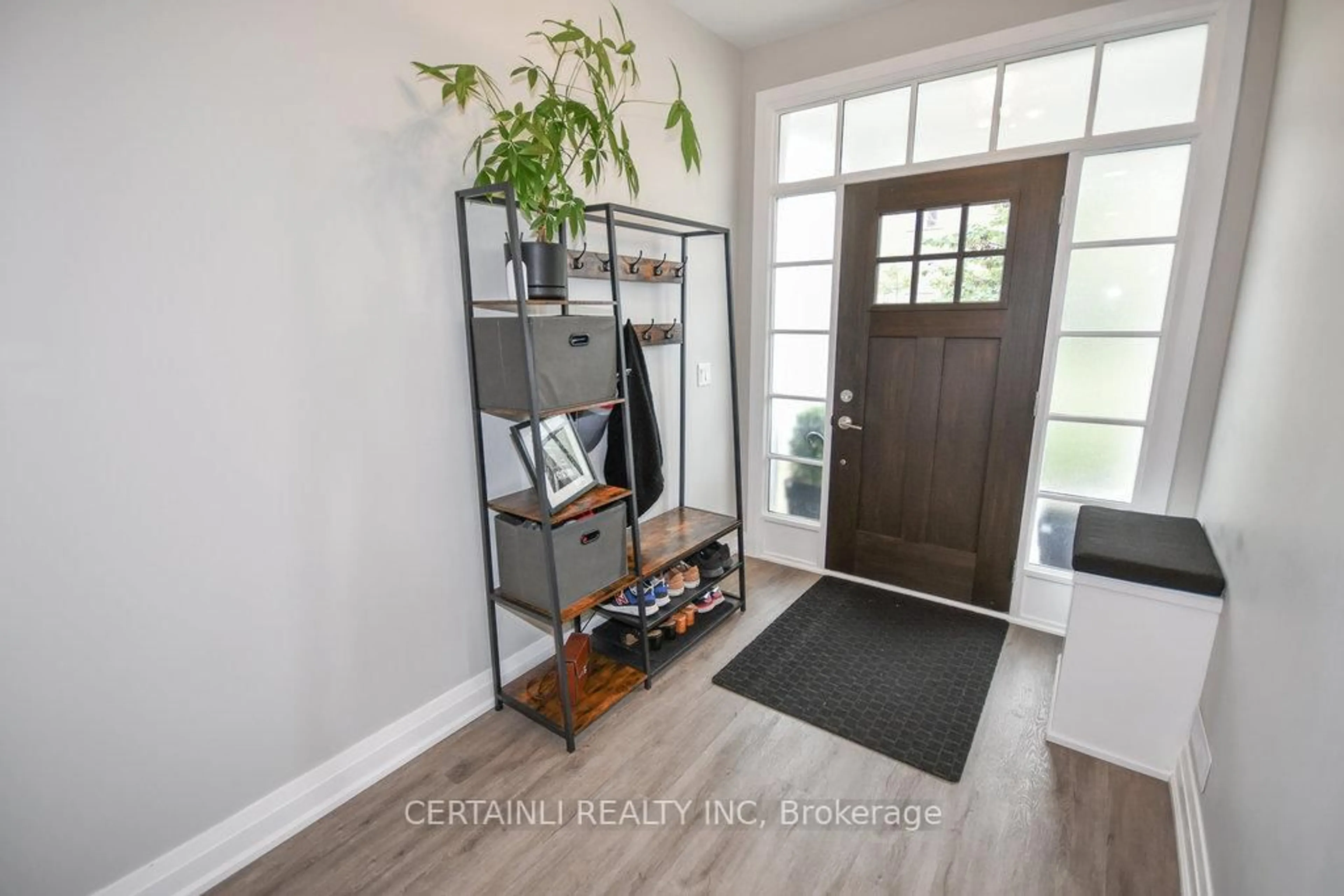 Indoor entryway for 2317 Callingham Dr, London North Ontario N6G 0X2
