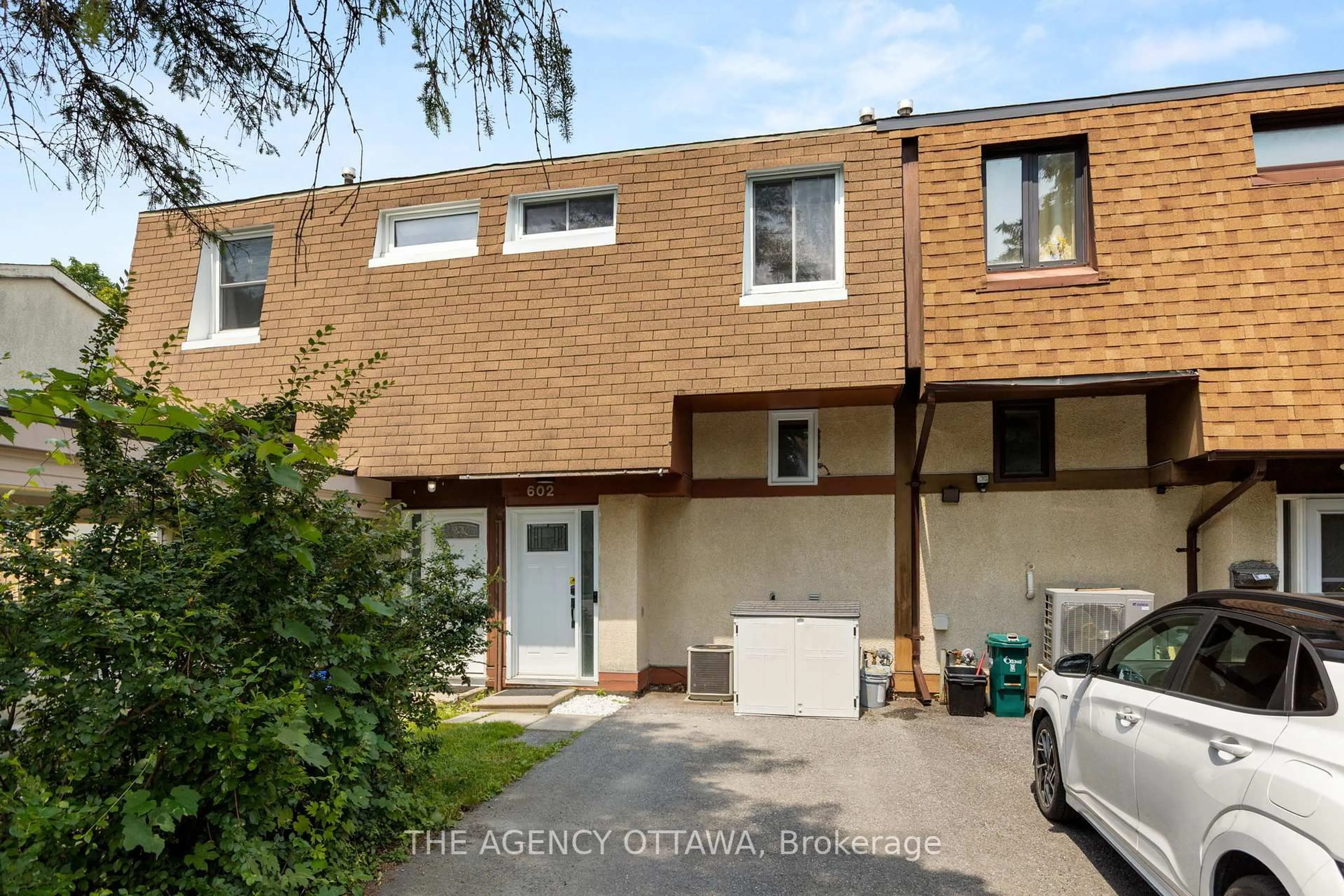 A pic from outside/outdoor area/front of a property/back of a property/a pic from drone, street for 602 Seyton Dr, Ottawa Ontario K2H 7X5