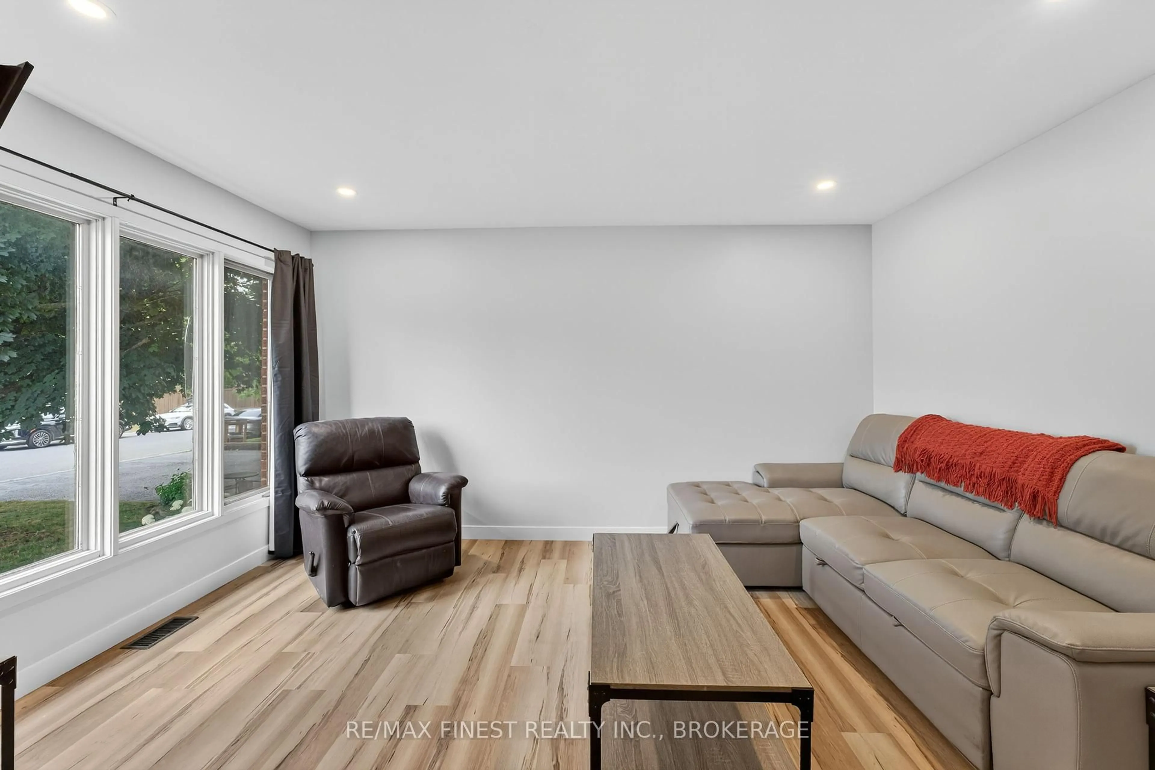 Living room with furniture, wood/laminate floor for 937 Purcell Cres, Kingston Ontario K7P 1C1