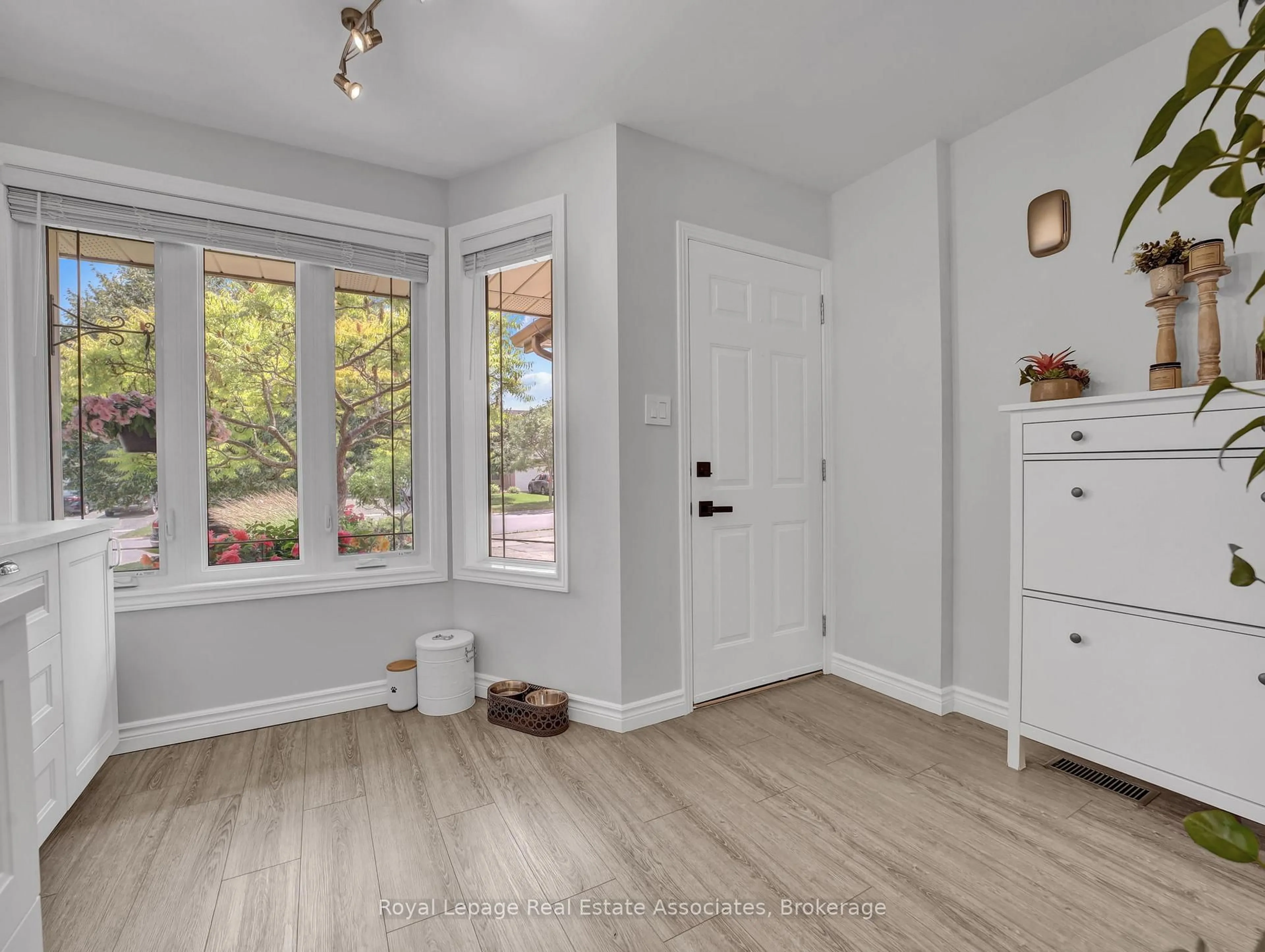 Indoor entryway for 9 Conestoga Rd, Woodstock Ontario N4T 1H7