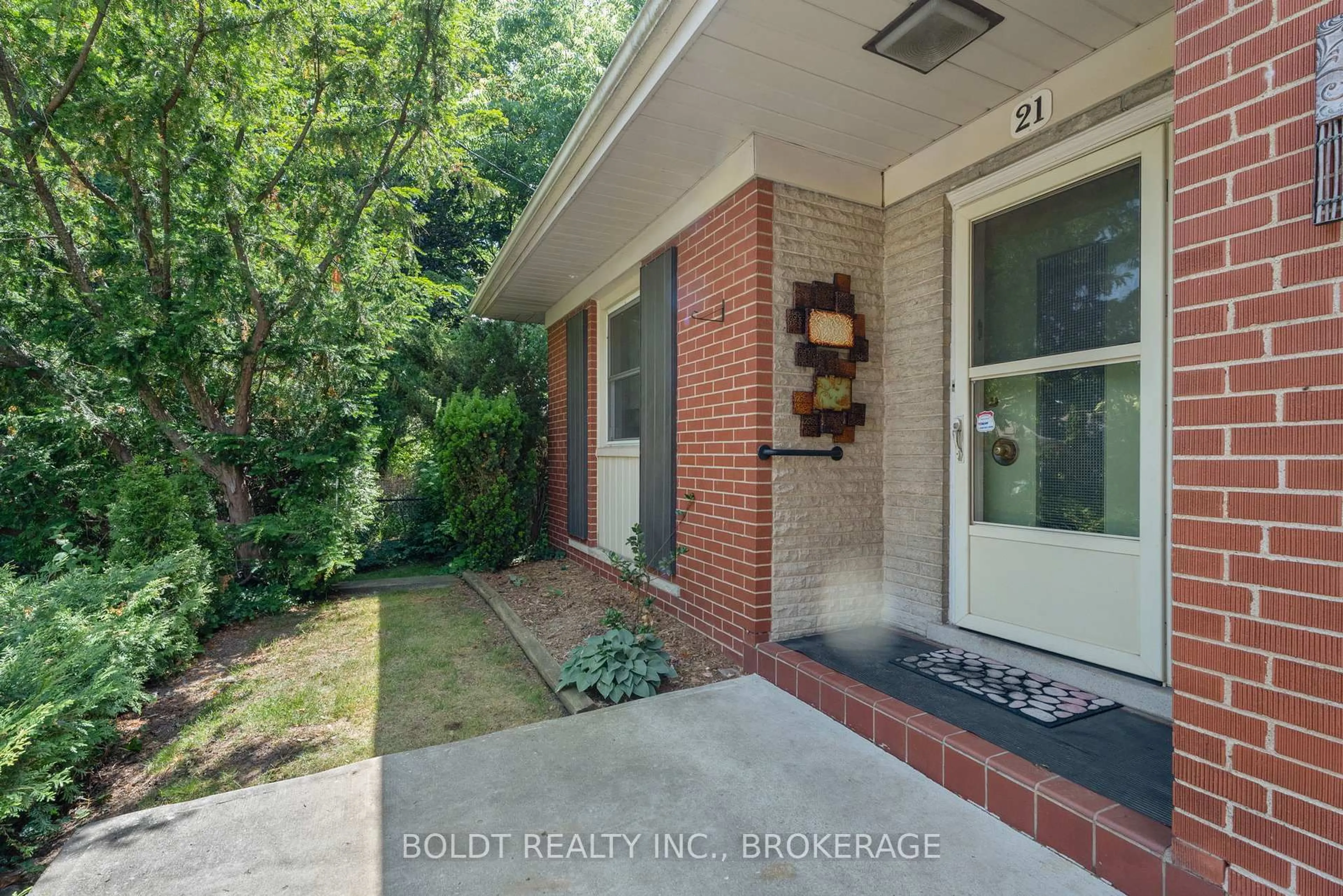 Indoor entryway for 21 Beland Crt, Hamilton Ontario L8K 3T8