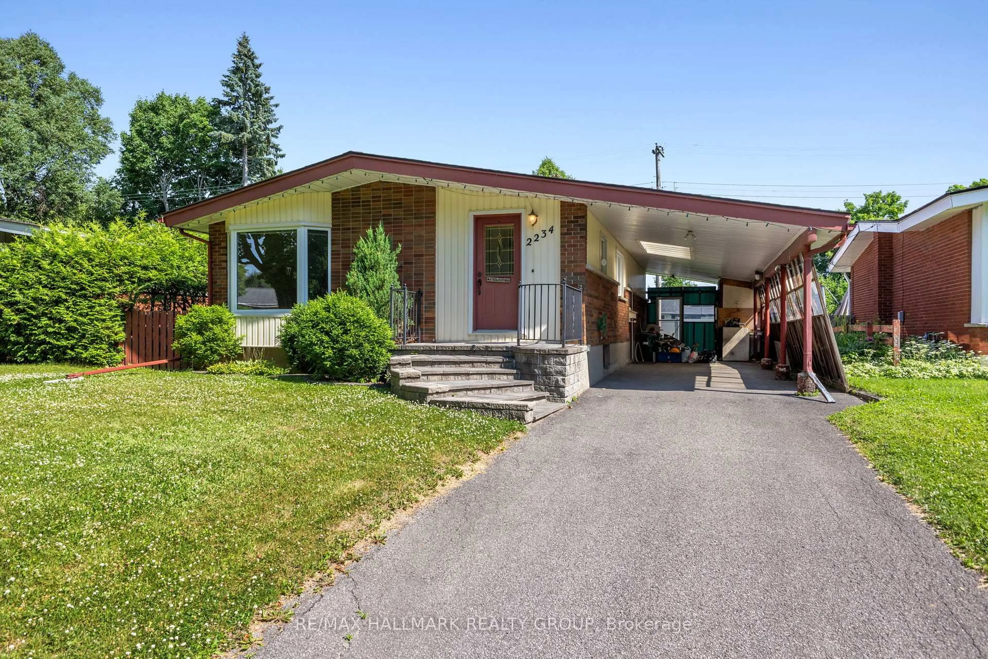 Home with vinyl exterior material, street for 2234 Bingham St, Ottawa Ontario K1G 2V7