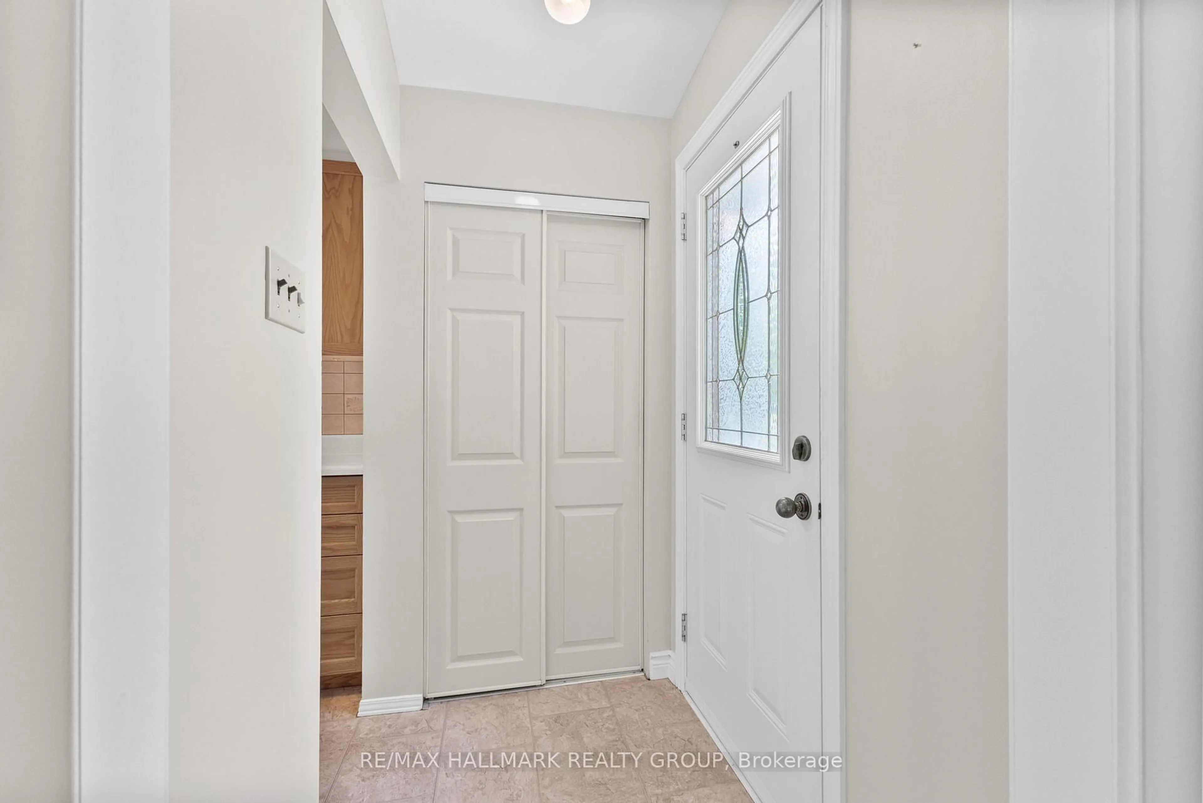 Indoor entryway for 2234 Bingham St, Ottawa Ontario K1G 2V7