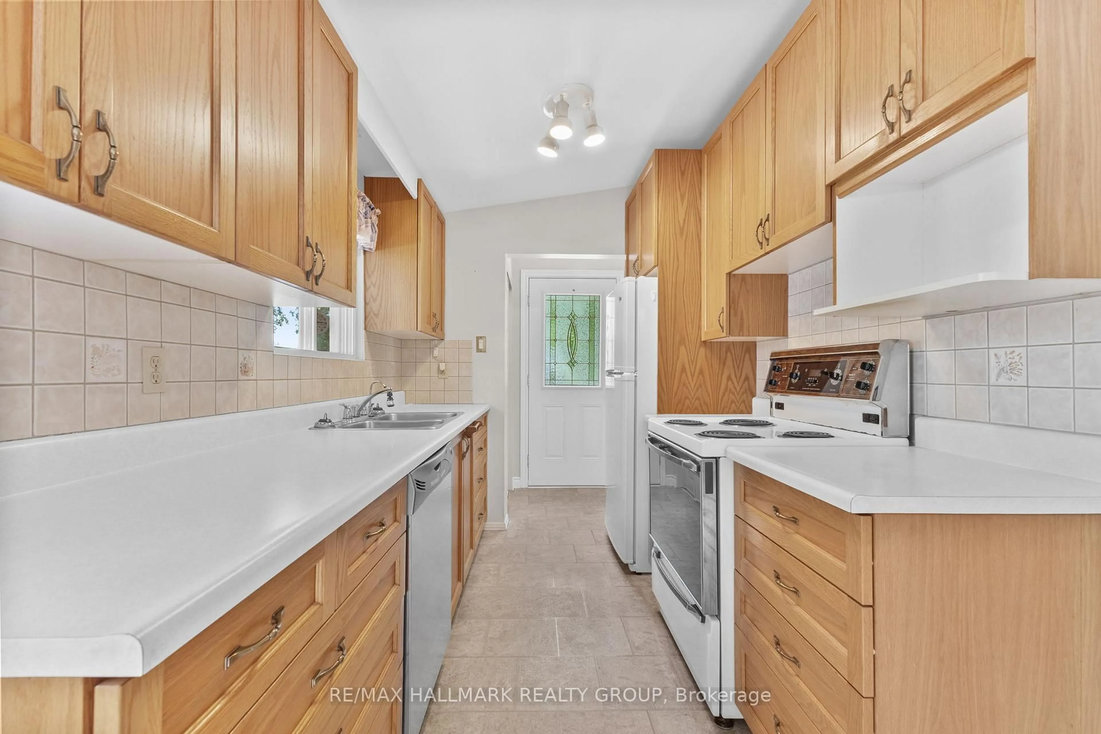 Standard kitchen, ceramic/tile floor for 2234 Bingham St, Ottawa Ontario K1G 2V7