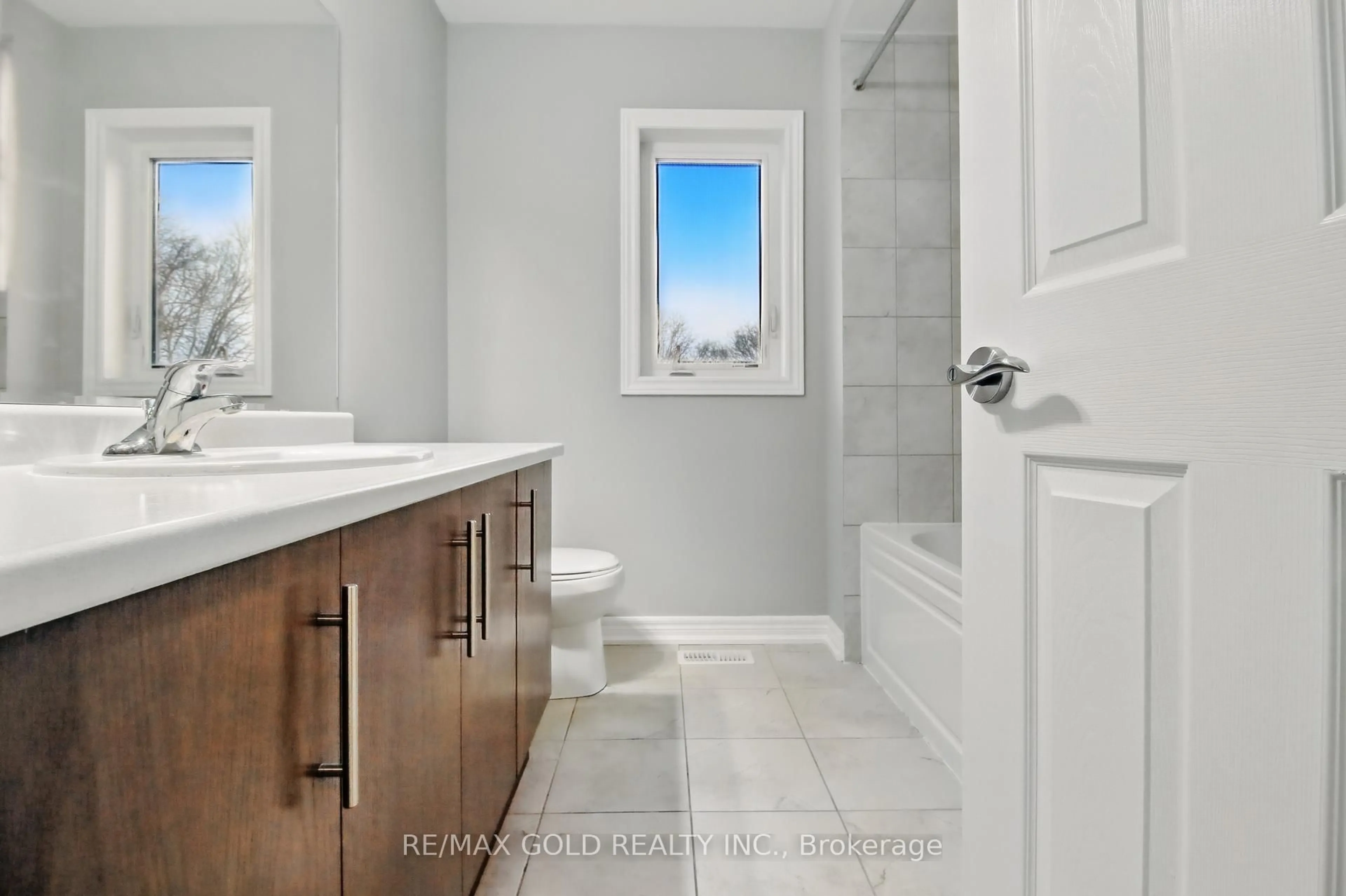 Contemporary bathroom, ceramic/tile floor for 755 Linden Dr #28, Cambridge Ontario N3H 0E4