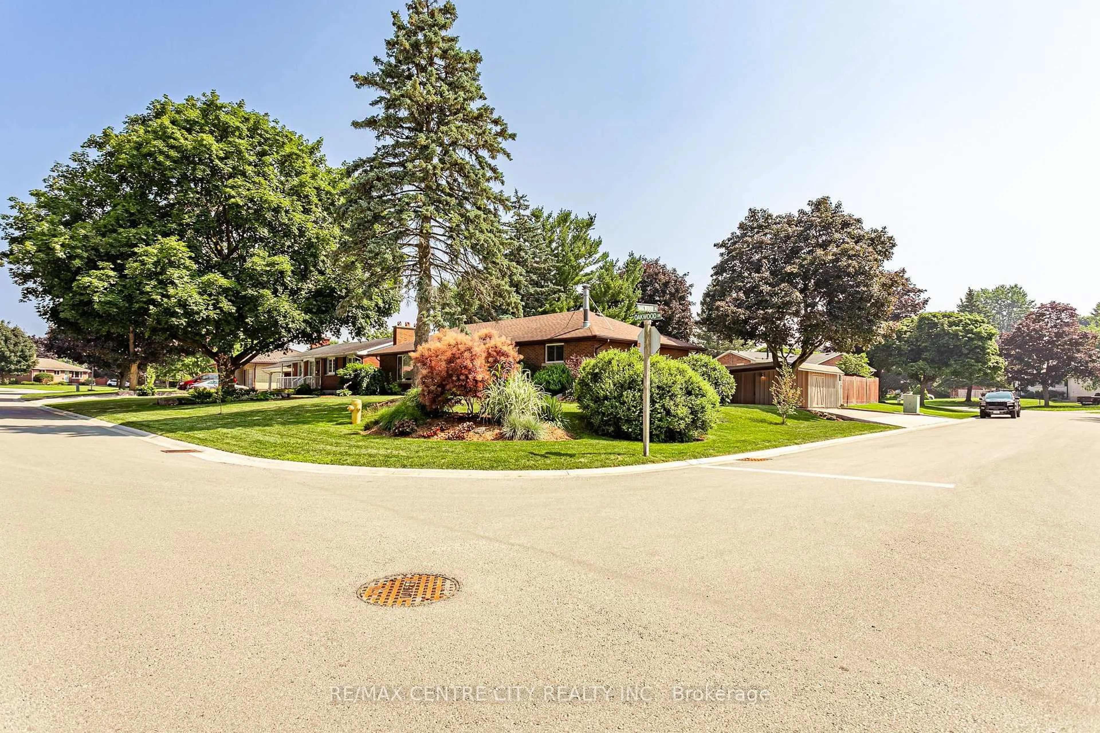 Patio, street for 138 Oakwood Dr, Thames Centre Ontario N0L 1G3