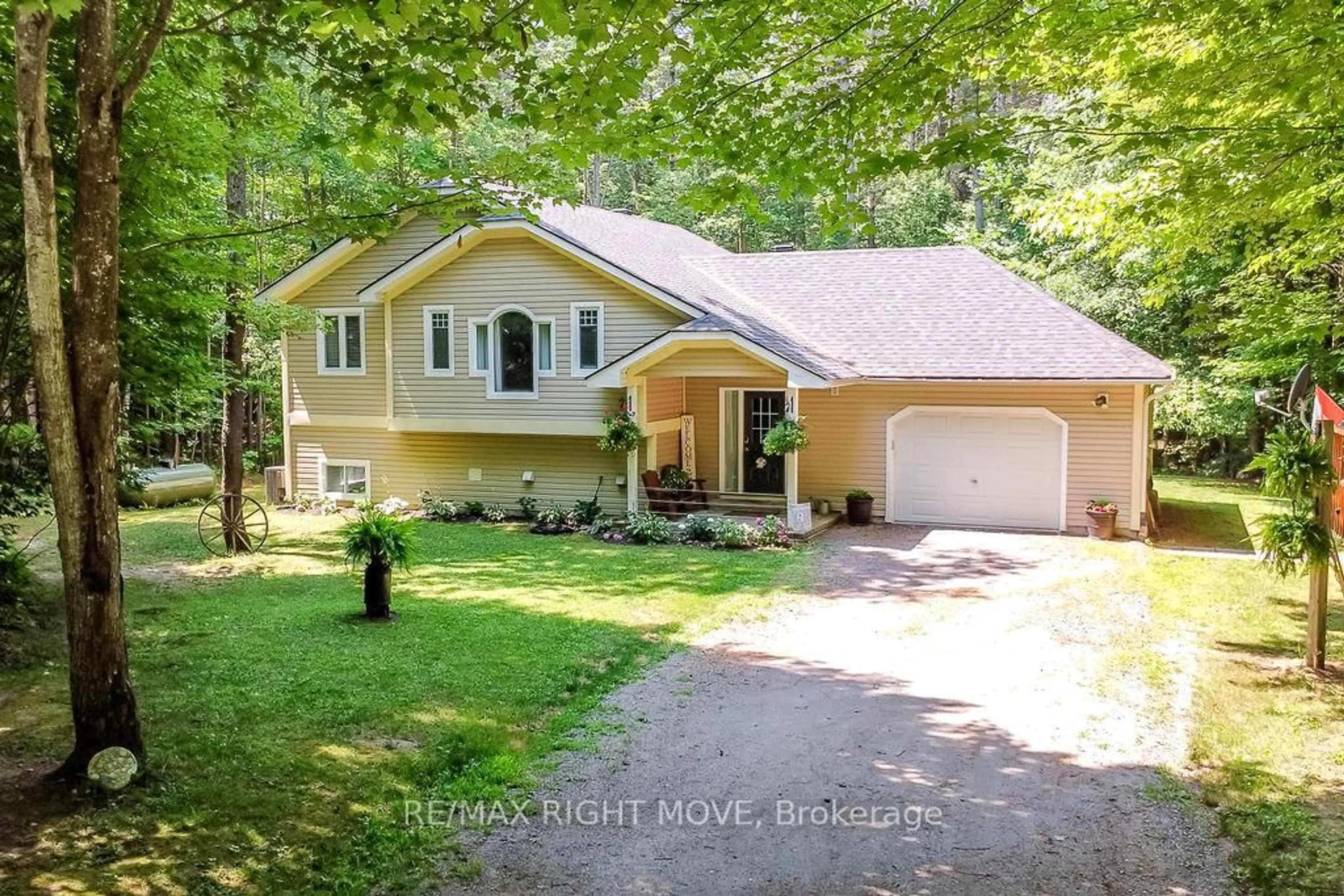 A pic from outside/outdoor area/front of a property/back of a property/a pic from drone, water/lake/river/ocean view for 1011 Talbot Tr, Gravenhurst Ontario P0E 1N0