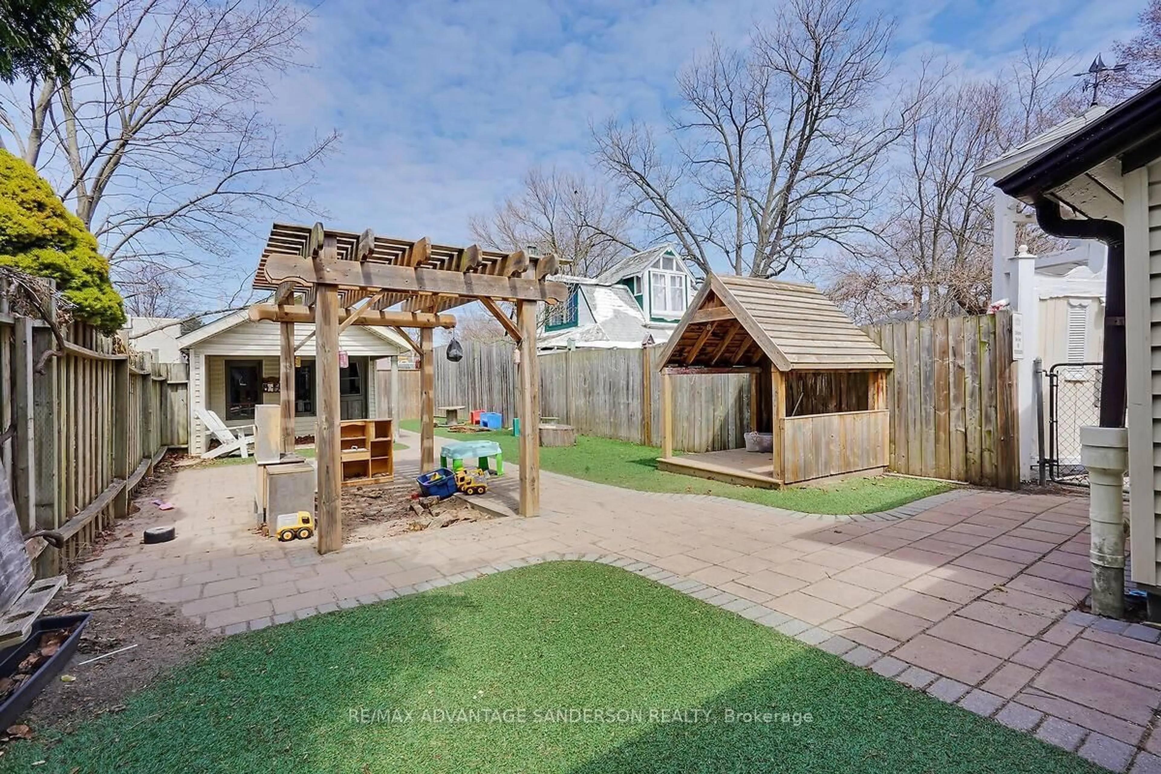A pic from outside/outdoor area/front of a property/back of a property/a pic from drone, street for 318 Piccadilly St, London East Ontario N6A 1S5