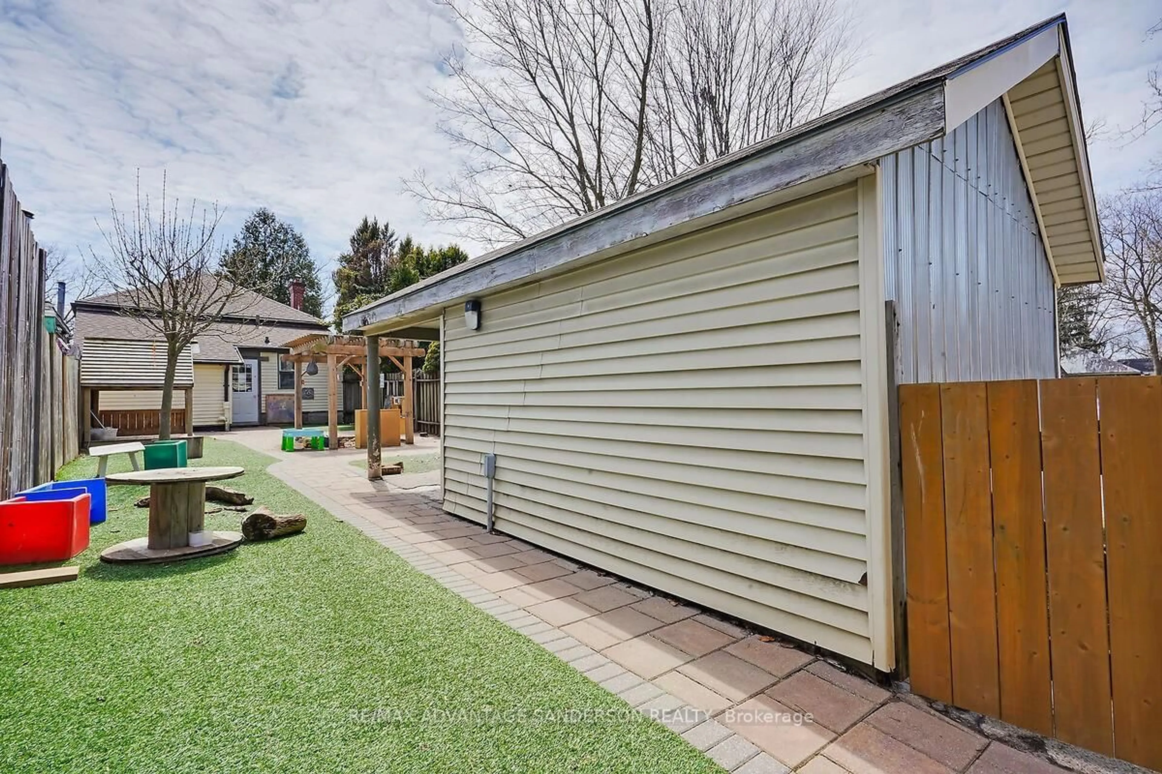 Shed for 318 Piccadilly St, London East Ontario N6A 1S5