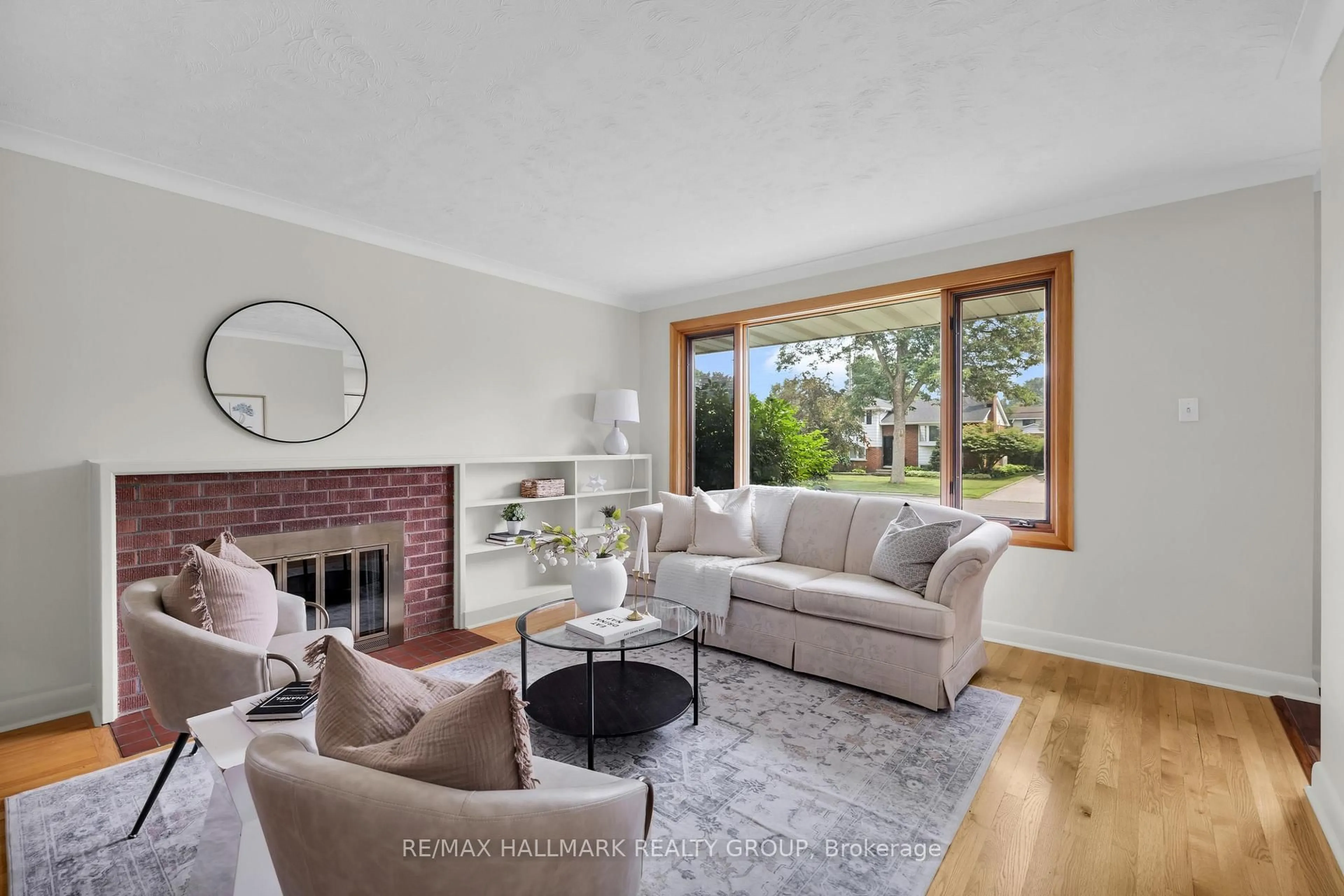 Living room with furniture, unknown for 1250 Woodside Dr, Ottawa Ontario K2C 2G9