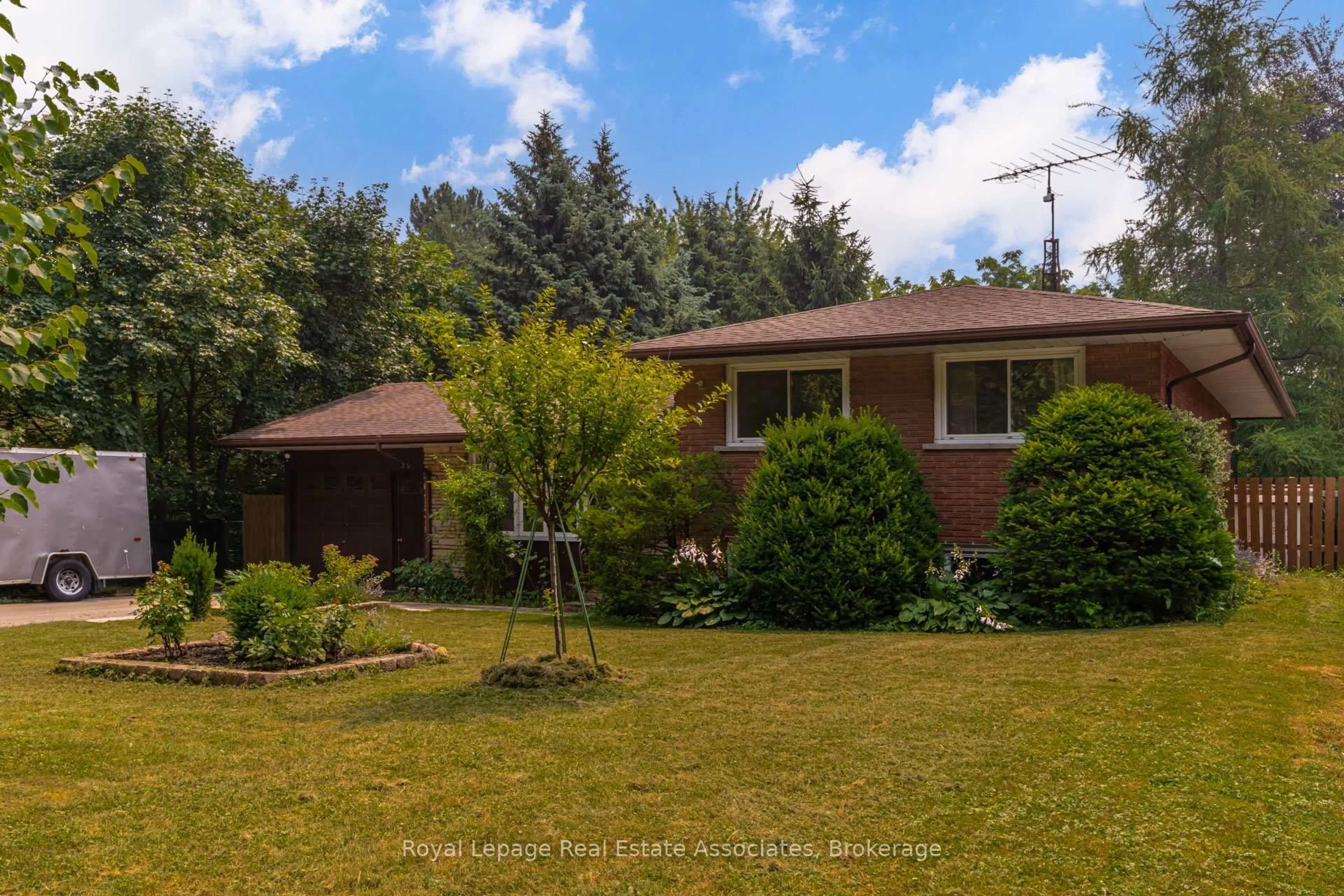 A pic from outside/outdoor area/front of a property/back of a property/a pic from drone, unknown for 36 Trelawne Dr, St. Catharines Ontario L2M 2G8