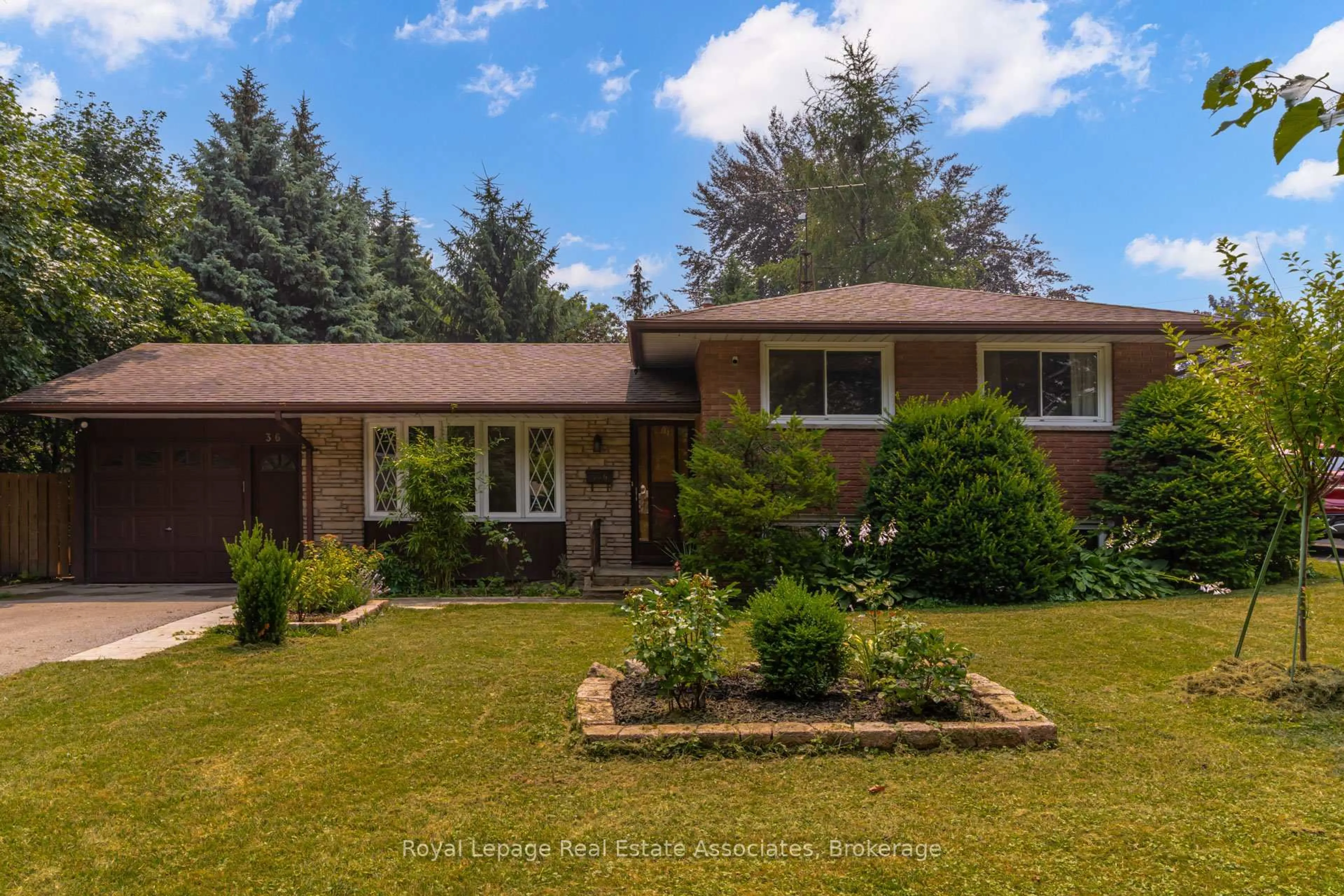 A pic from outside/outdoor area/front of a property/back of a property/a pic from drone, street for 36 Trelawne Dr, St. Catharines Ontario L2M 2G8
