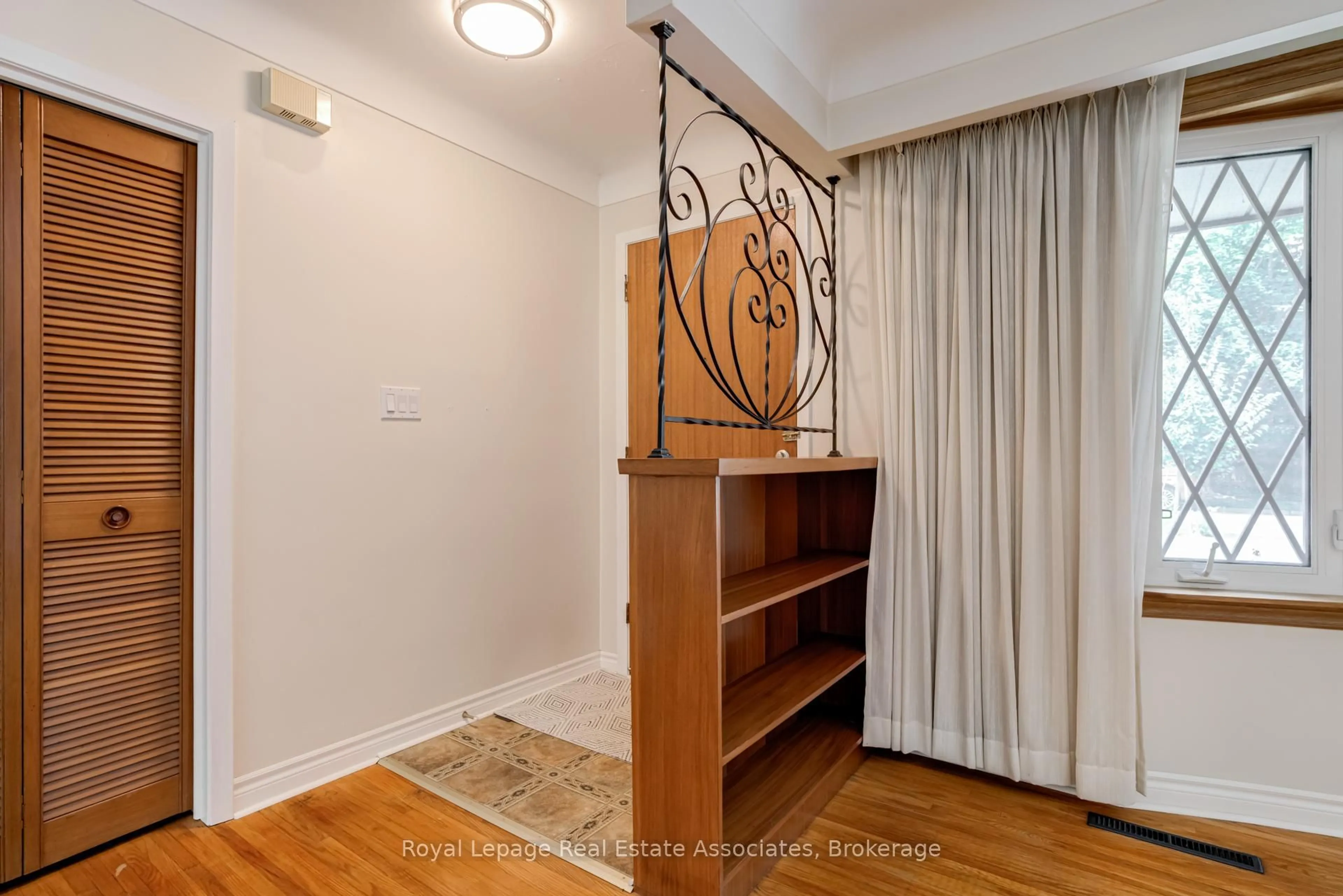 Indoor entryway for 36 Trelawne Dr, St. Catharines Ontario L2M 2G8