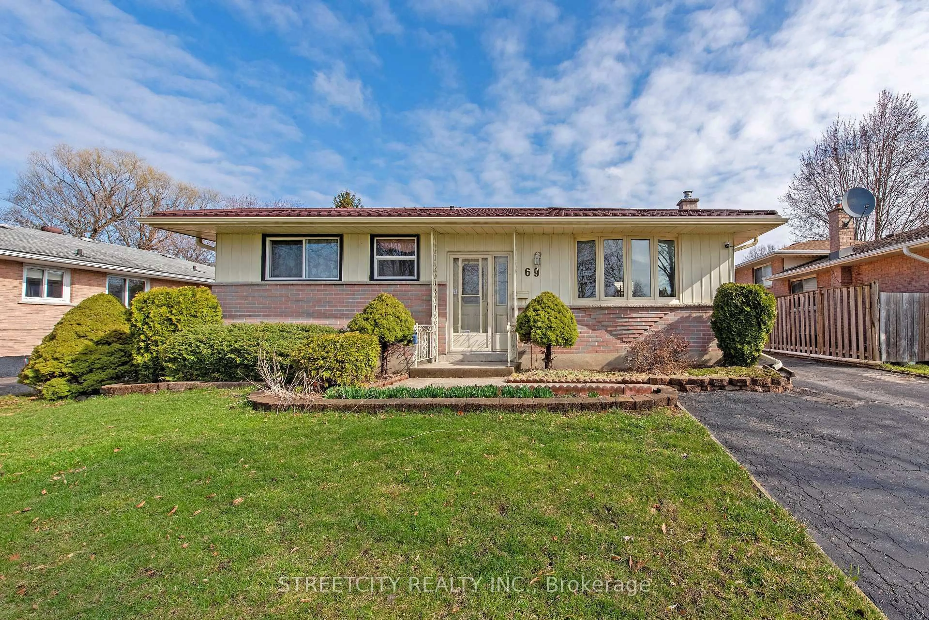 A pic from outside/outdoor area/front of a property/back of a property/a pic from drone, street for 69 Alayne Cres, London South Ontario N6E 2A2