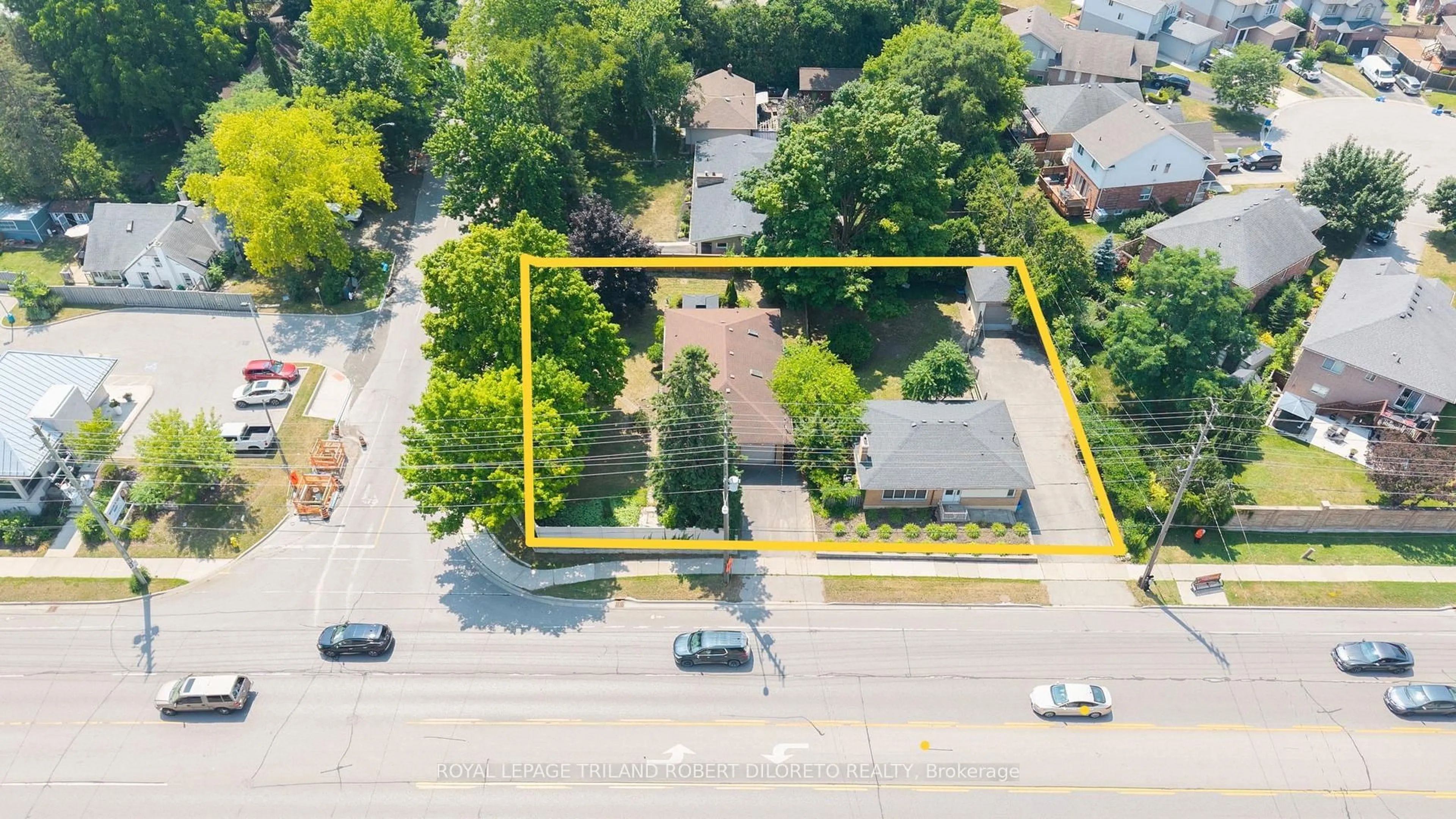 A pic from outside/outdoor area/front of a property/back of a property/a pic from drone, street for 584 Wonderland Rd, London North Ontario N6H 3E4