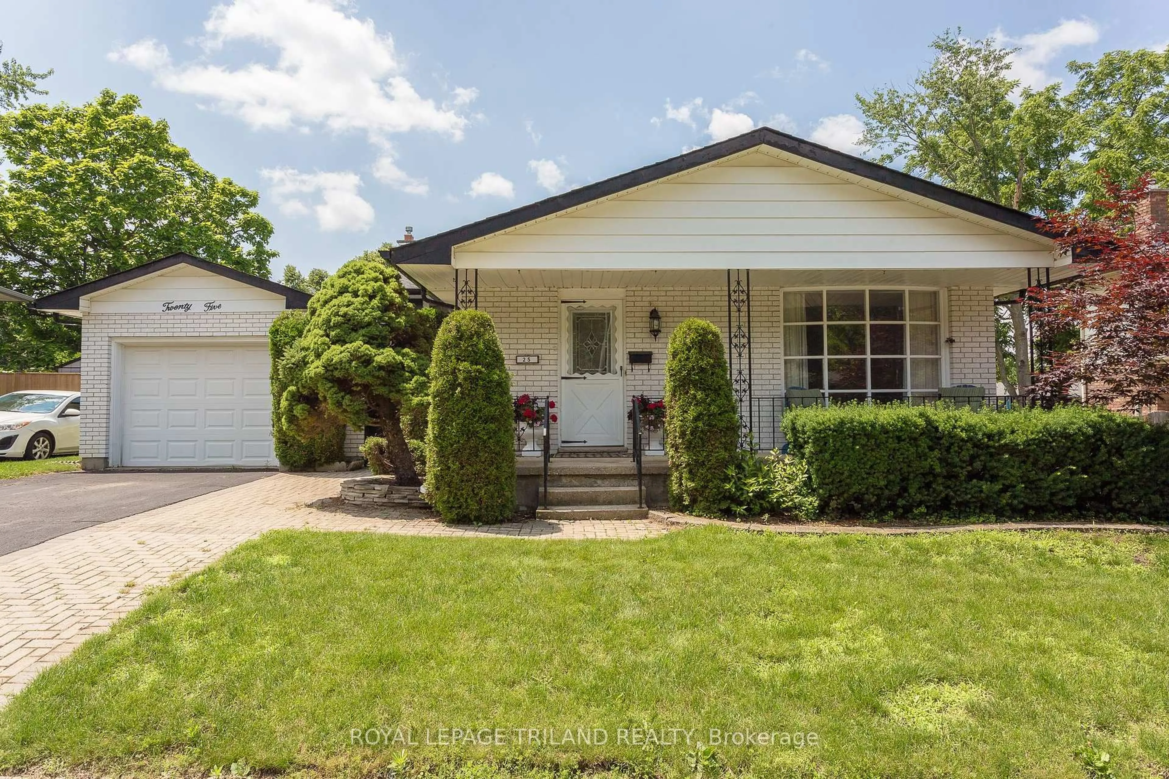 Home with vinyl exterior material, street for 25 Blue Ridge Cres, London South Ontario N6K 2W9