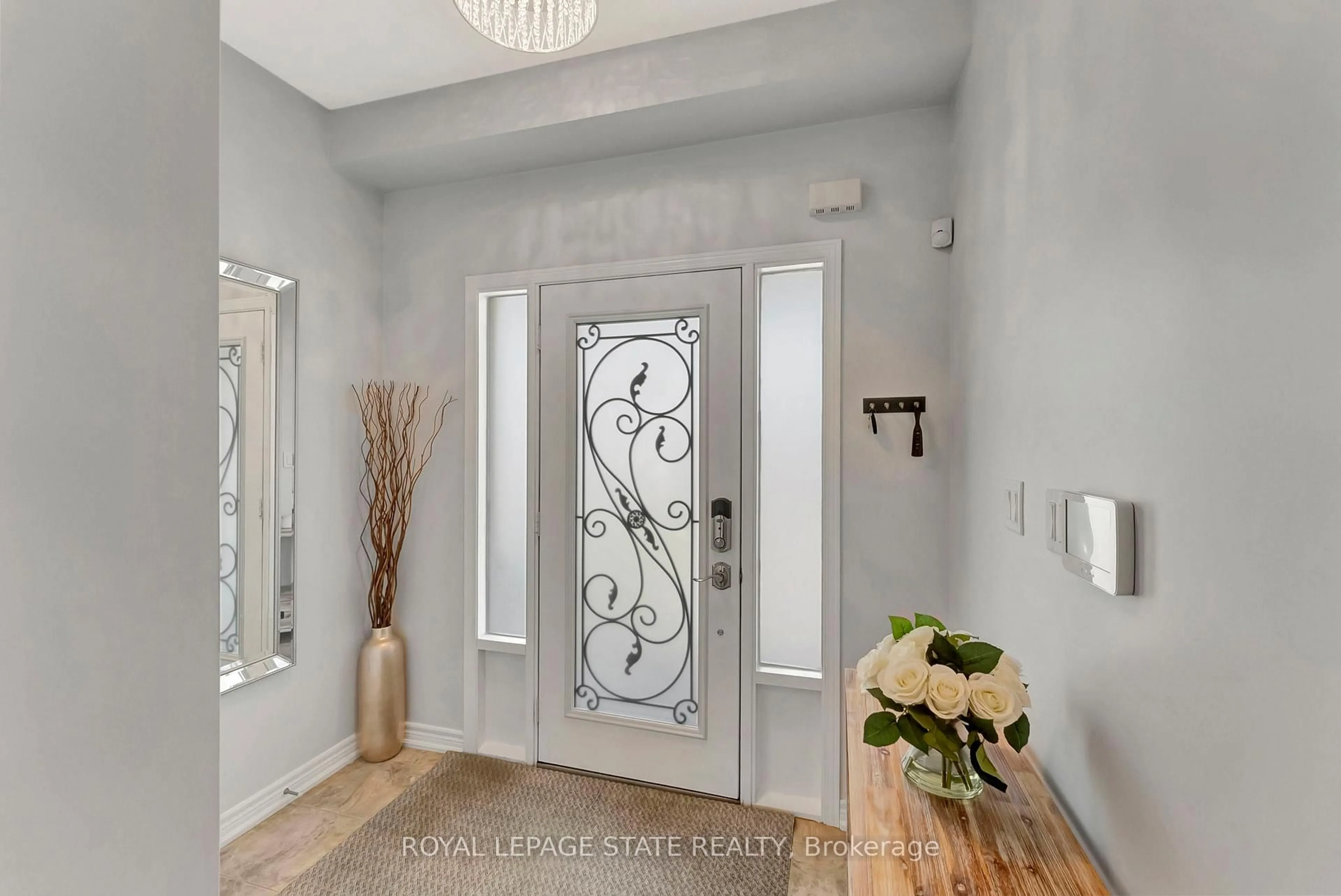 Indoor entryway for 139 Lormont Blvd, Hamilton Ontario L8J 0J9