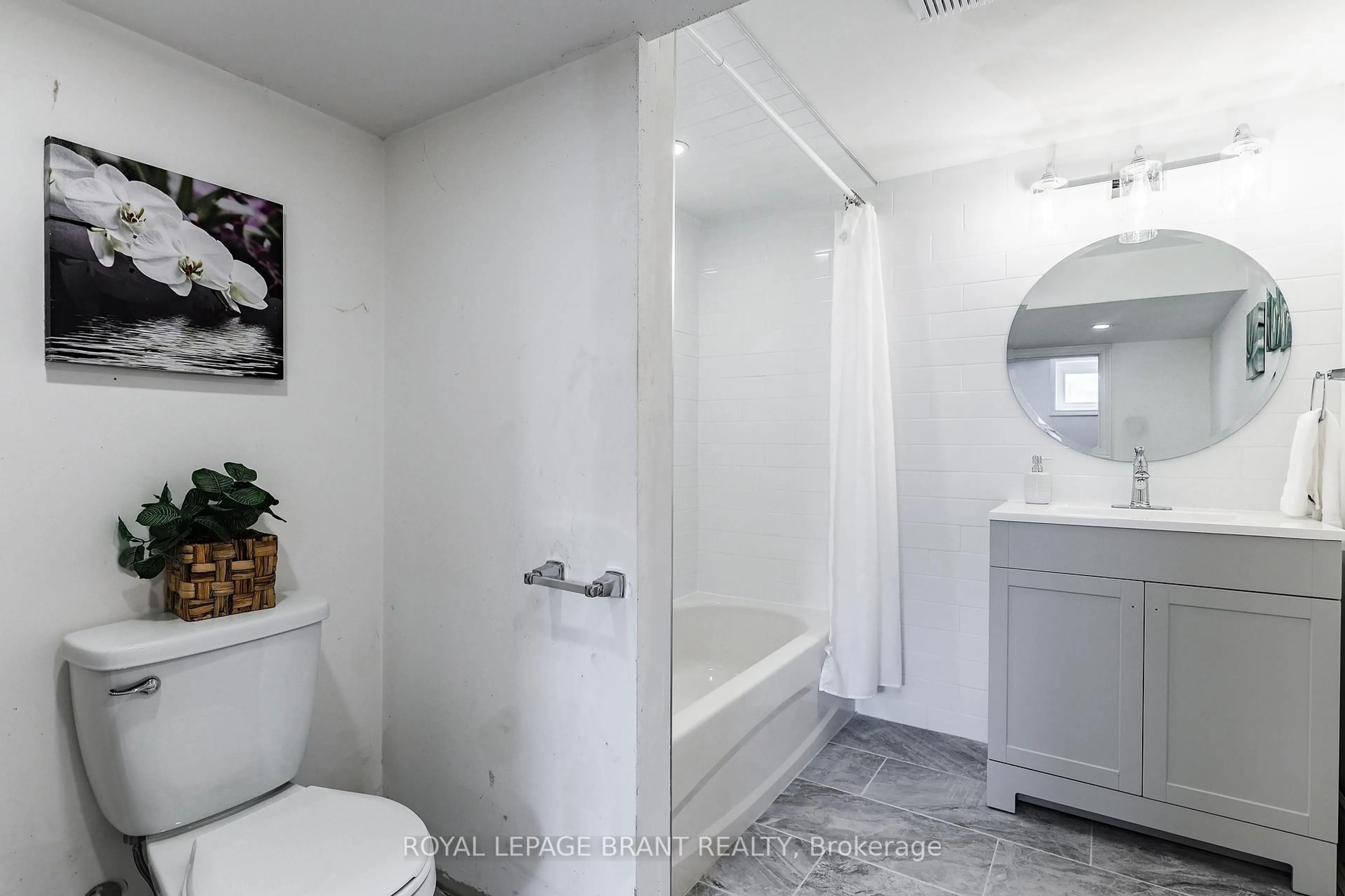 Standard bathroom, ceramic/tile floor for 17 Hardy Ave, Tillsonburg Ontario N4G 3W9