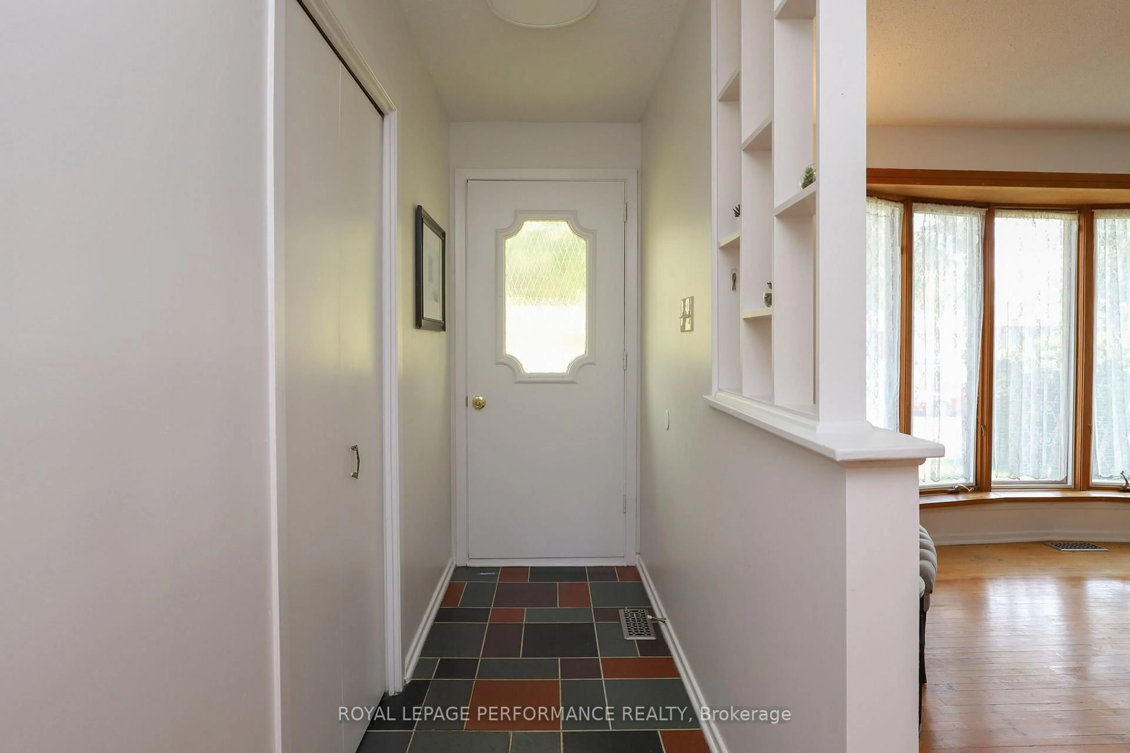Indoor entryway for 45 Keewatin Cres, Ottawa Ontario K2E 5S2