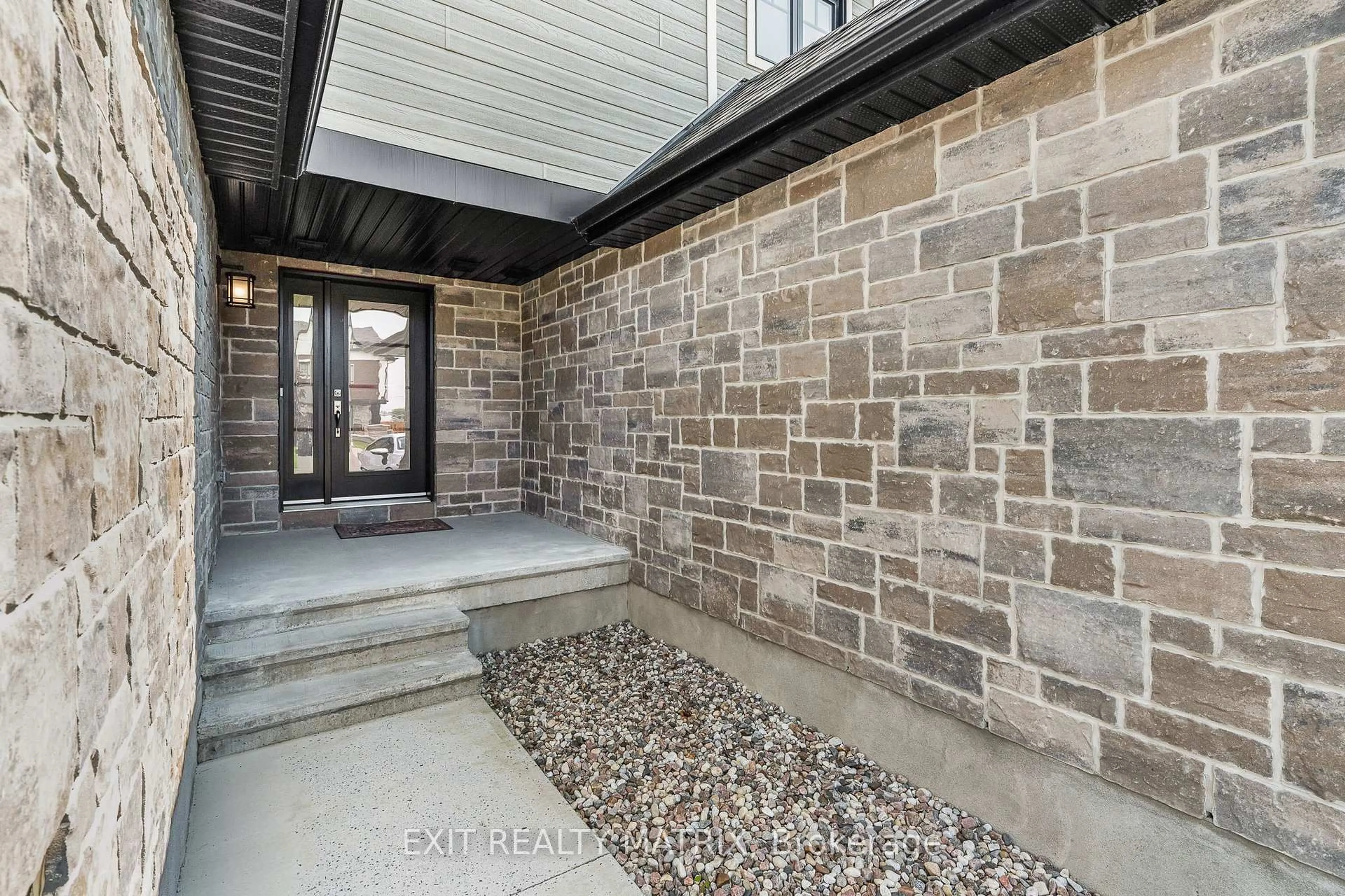 Indoor entryway for 43 Johanne St, Clarence-Rockland Ontario K4K 0M3