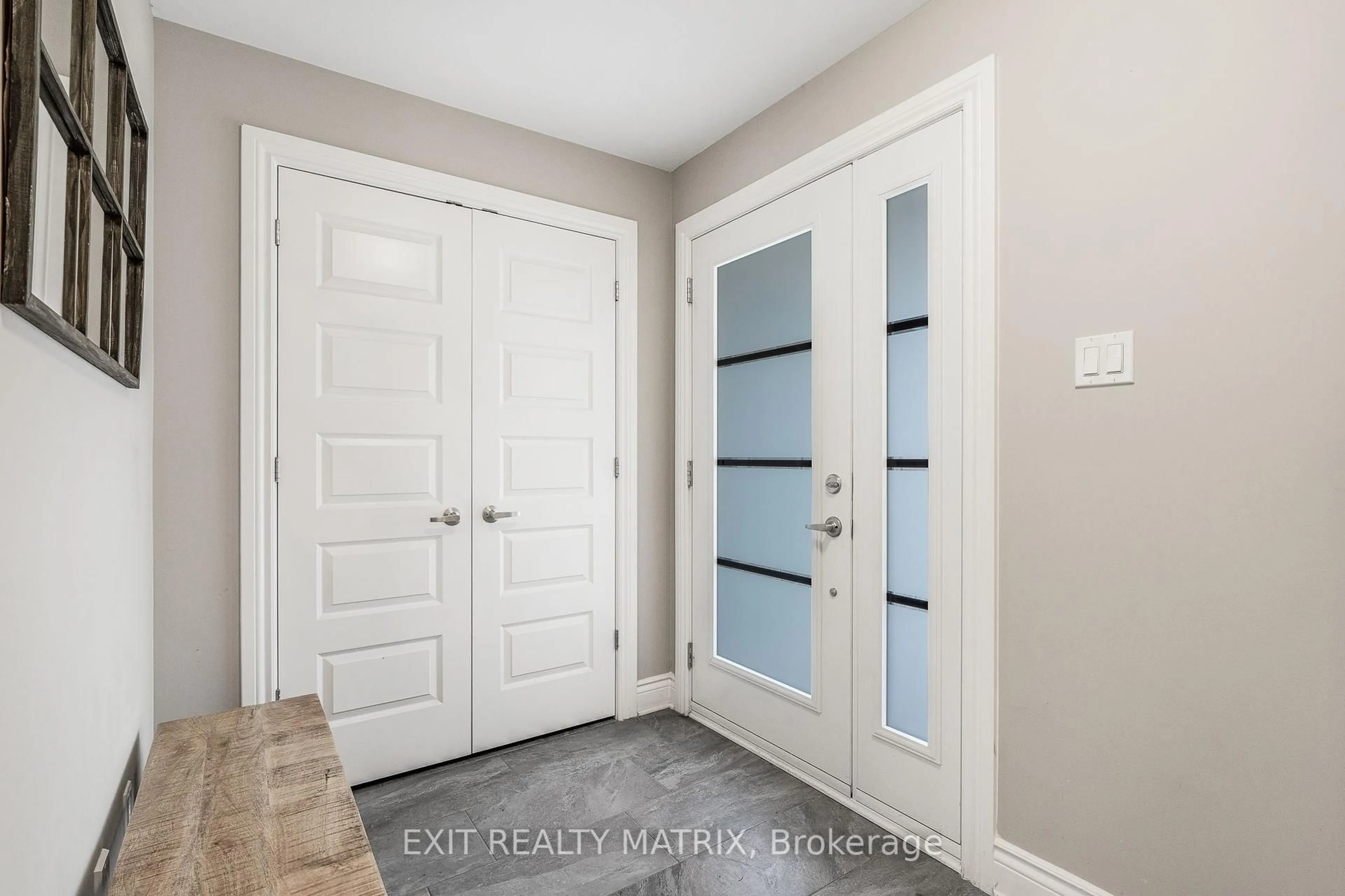 Indoor entryway for 43 Johanne St, Clarence-Rockland Ontario K4K 0M3