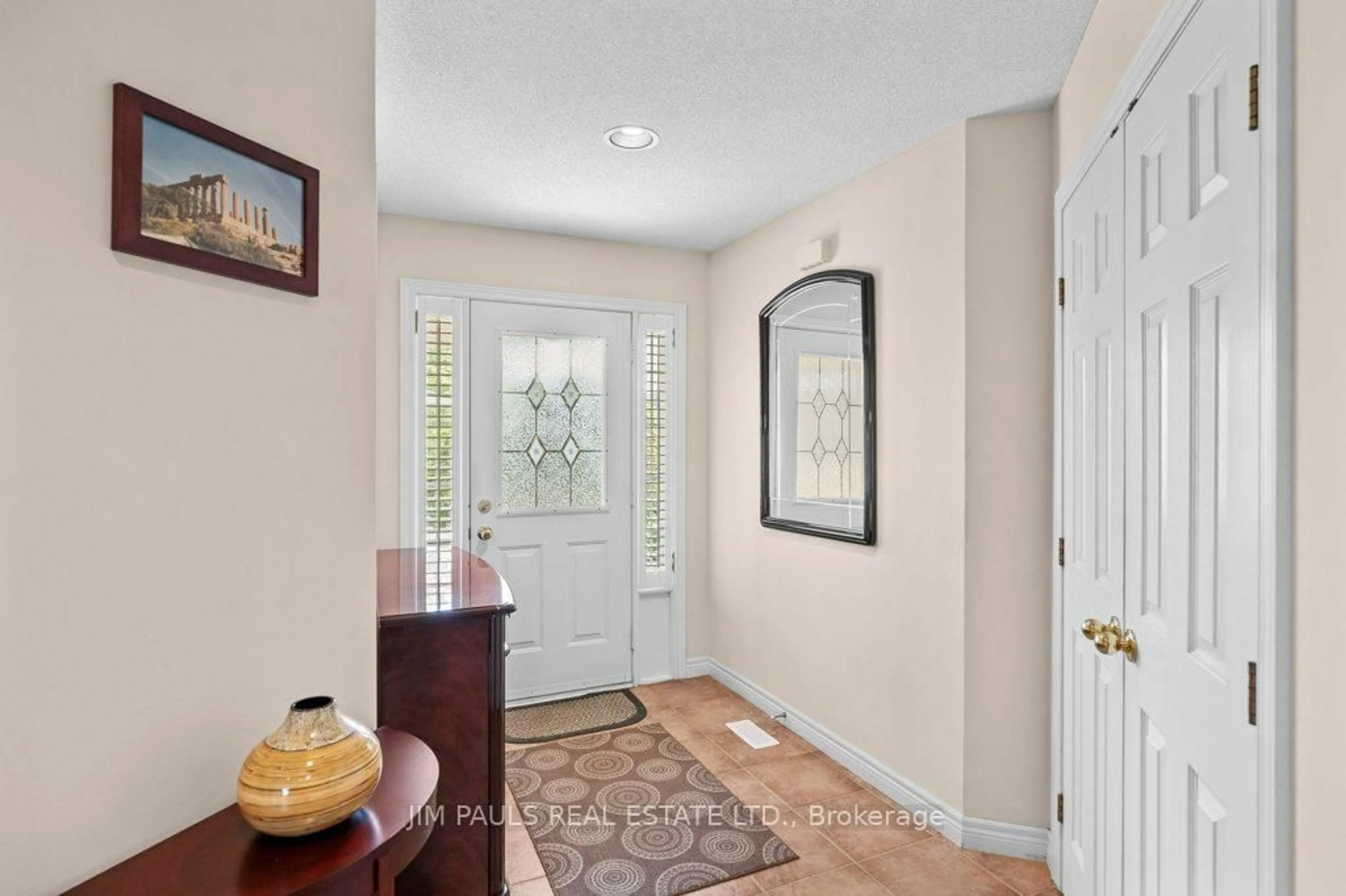 Indoor entryway for 66 Foxtrot Dr, Hamilton Ontario L8J 3T5