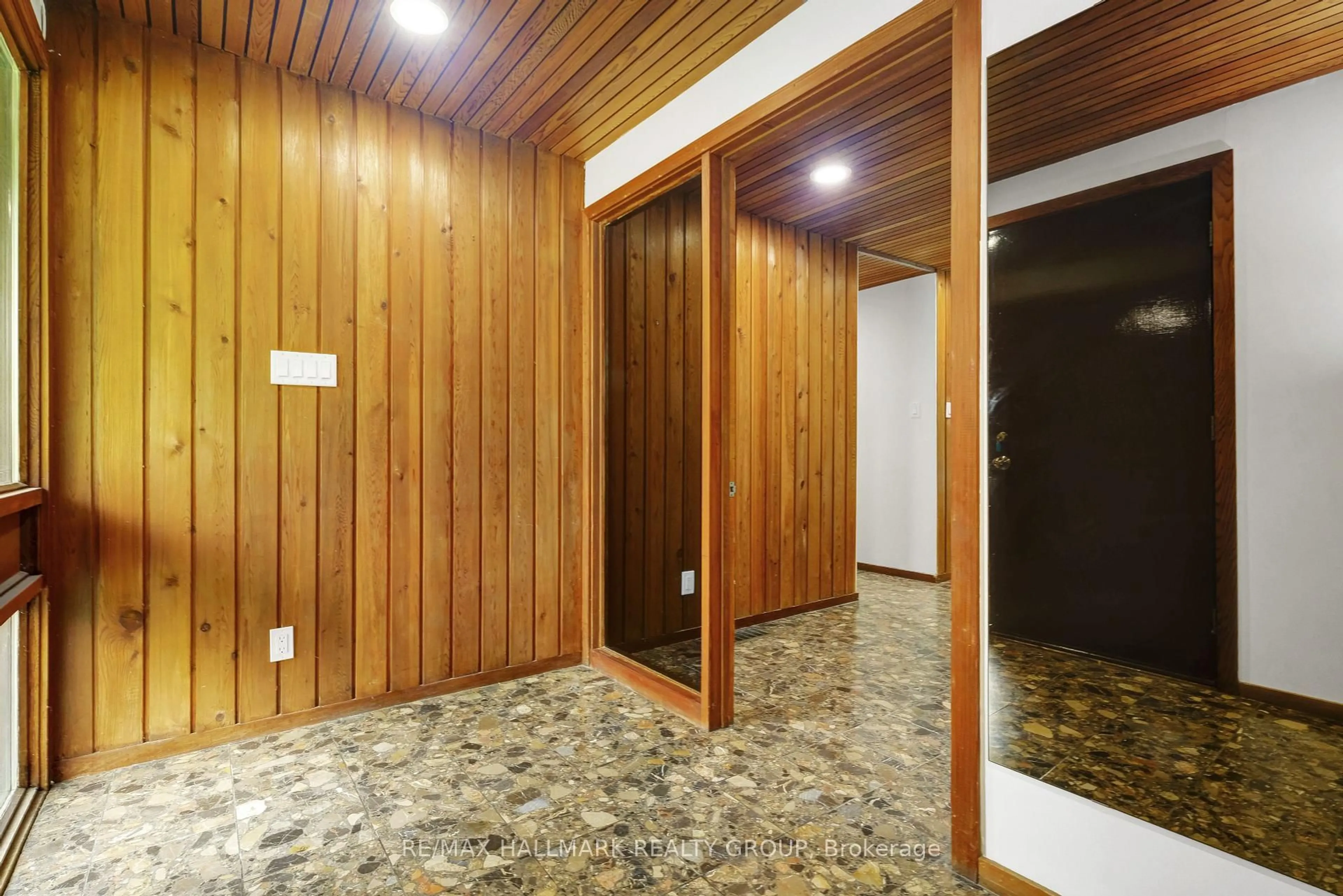 Indoor foyer for 152 Dorothea Dr, Ottawa Ontario K1V 7C7