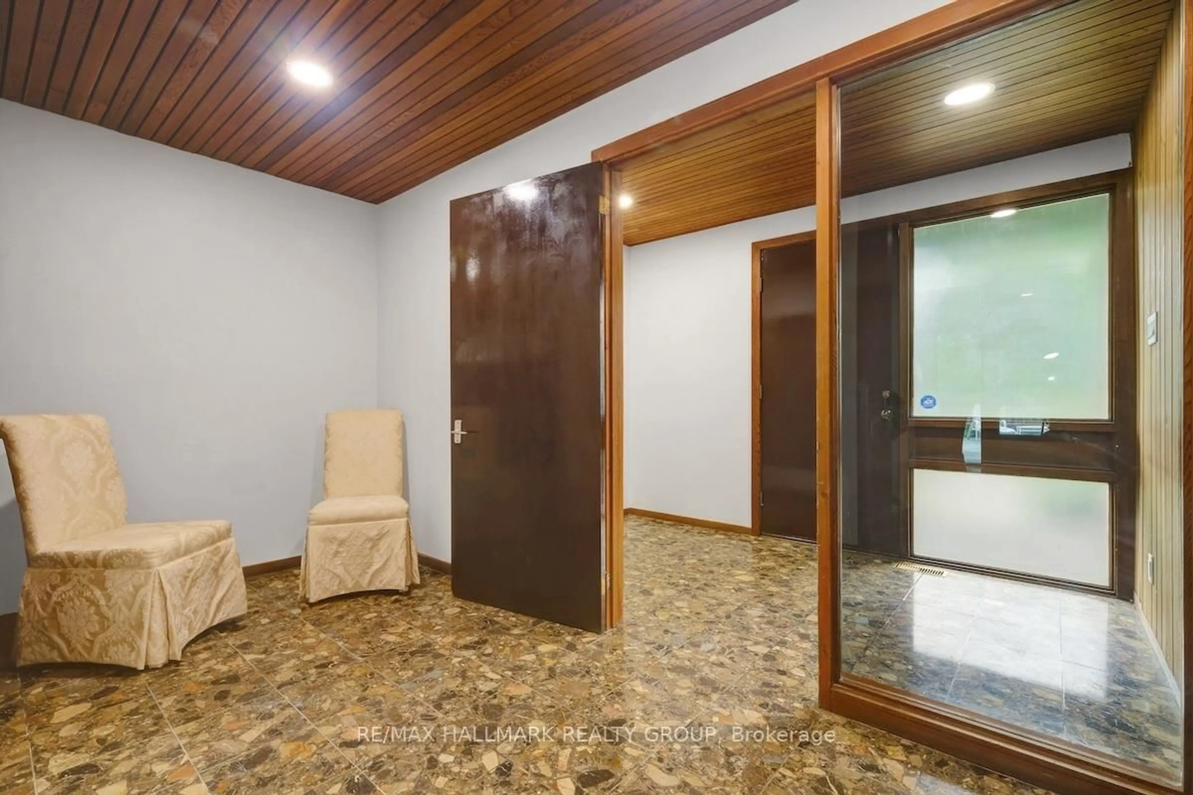 Indoor foyer for 152 Dorothea Dr, Ottawa Ontario K1V 7C7