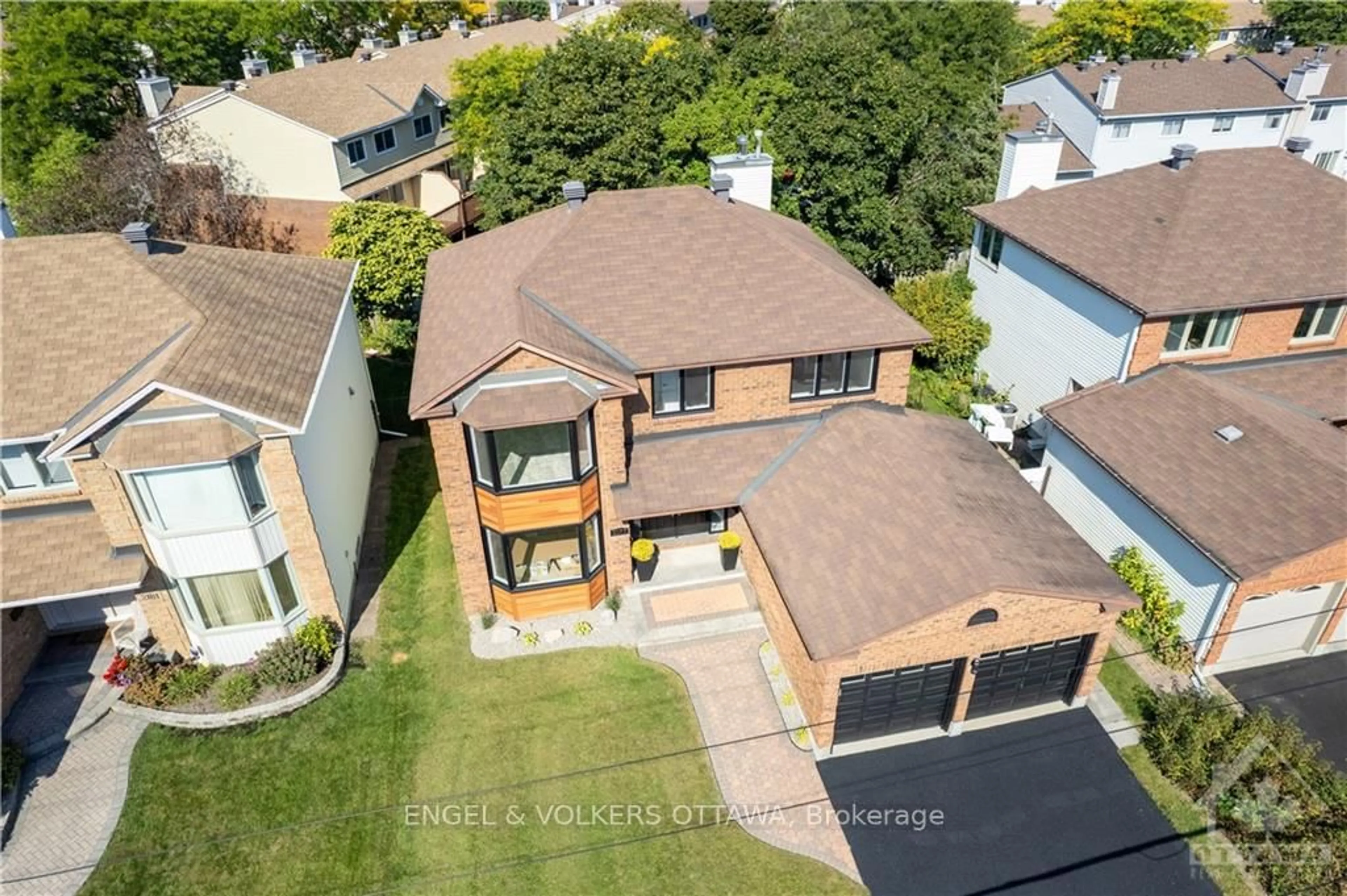 A pic from outside/outdoor area/front of a property/back of a property/a pic from drone, street for 2177 LENESTER Ave, Ottawa Ontario K2A 4A9