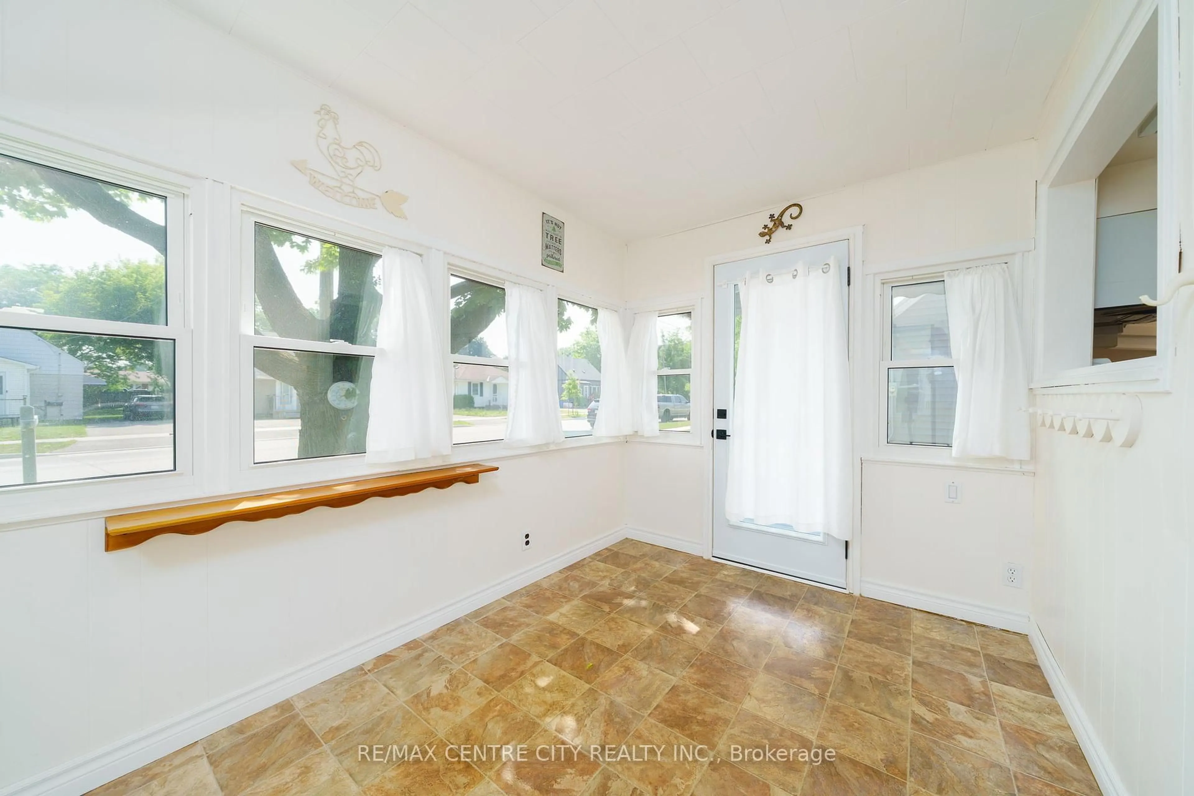 Indoor entryway for 10 Parkside Dr, St. Thomas Ontario N5R 3T9