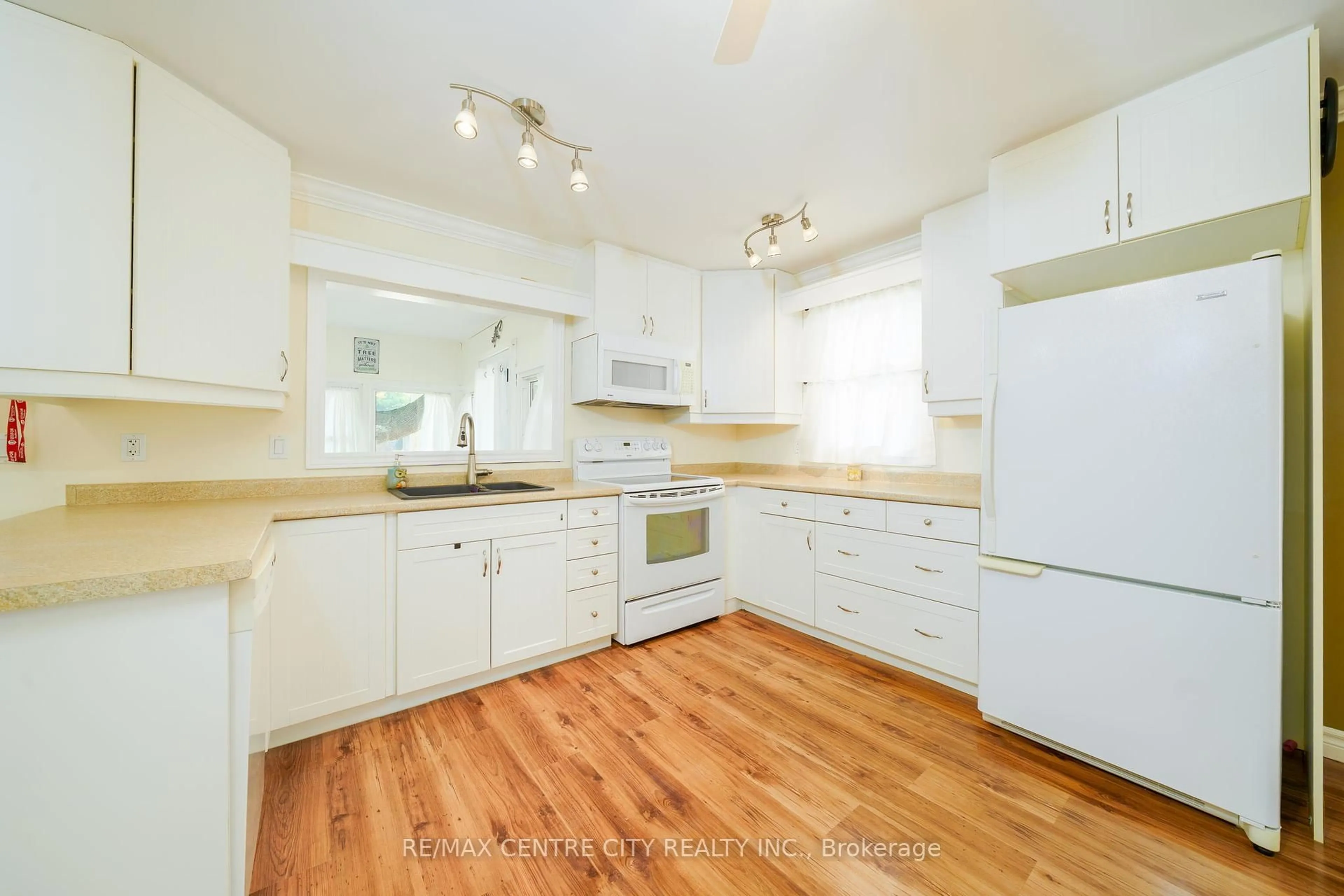 Standard kitchen, wood/laminate floor for 10 Parkside Dr, St. Thomas Ontario N5R 3T9