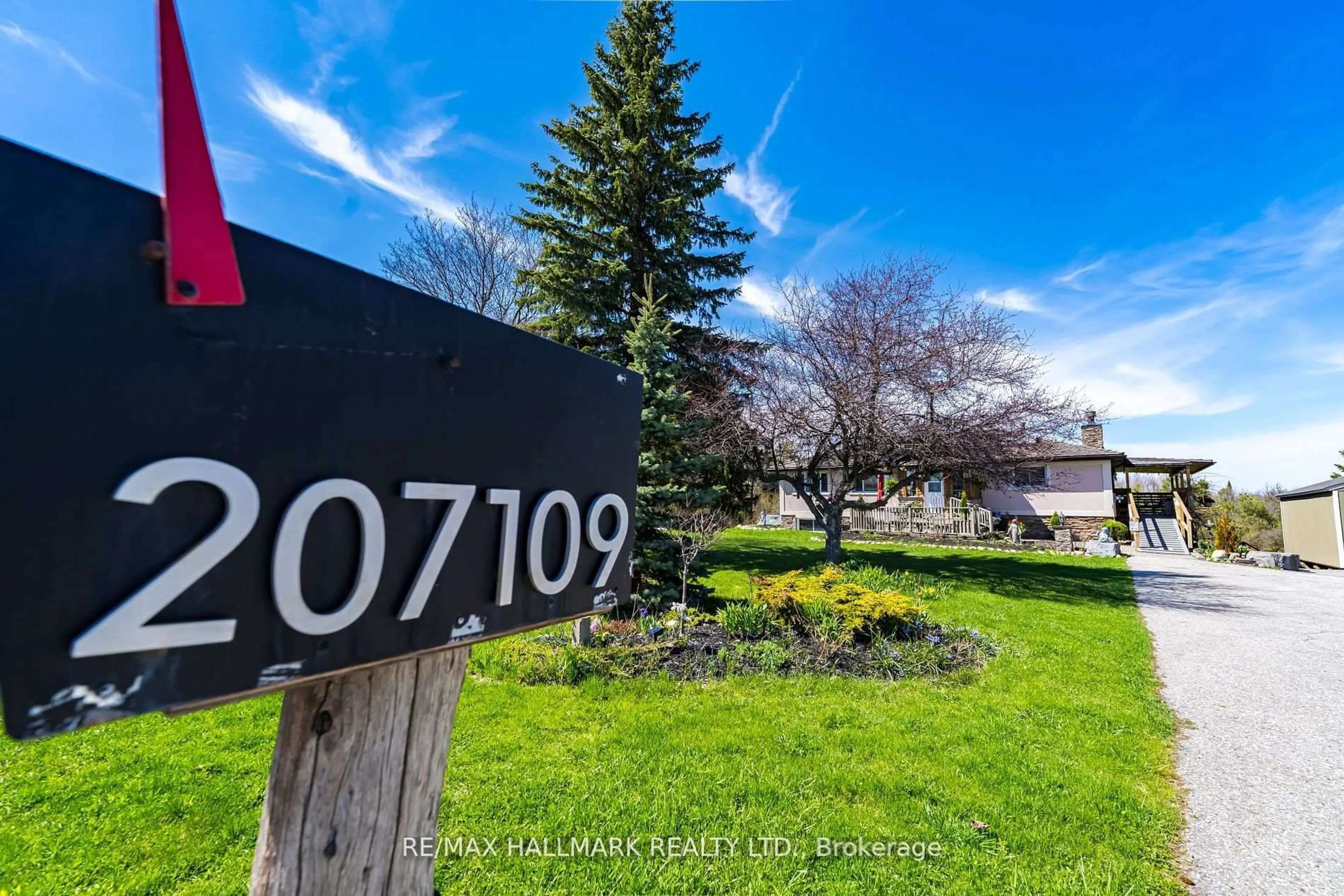 A pic from outside/outdoor area/front of a property/back of a property/a pic from drone, street for 207109 Hwy 9, Mono Ontario L9W 1Y4