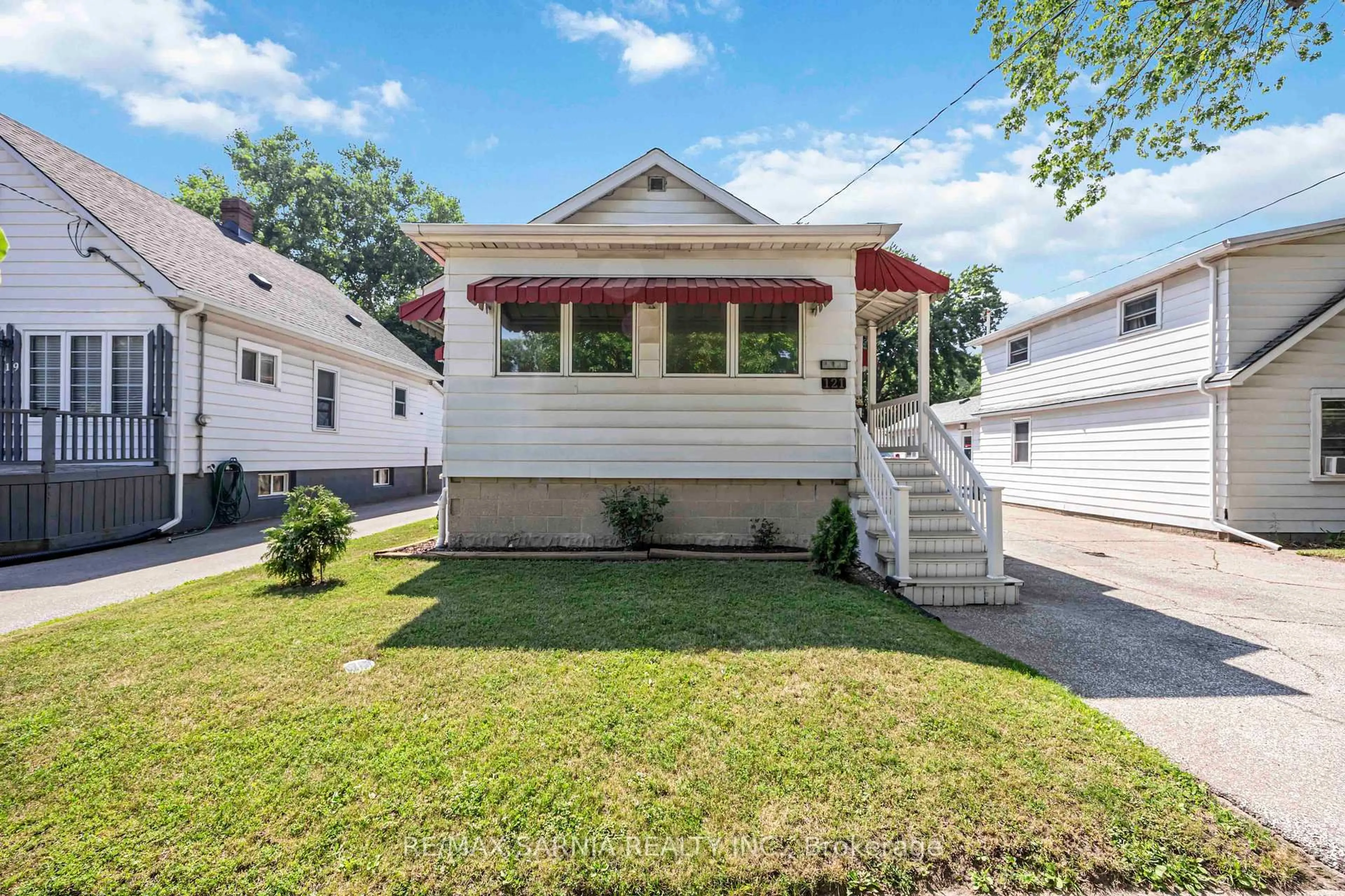 Home with vinyl exterior material, street for 121 Whitmore Ave, Sarnia Ontario N7T 3T3