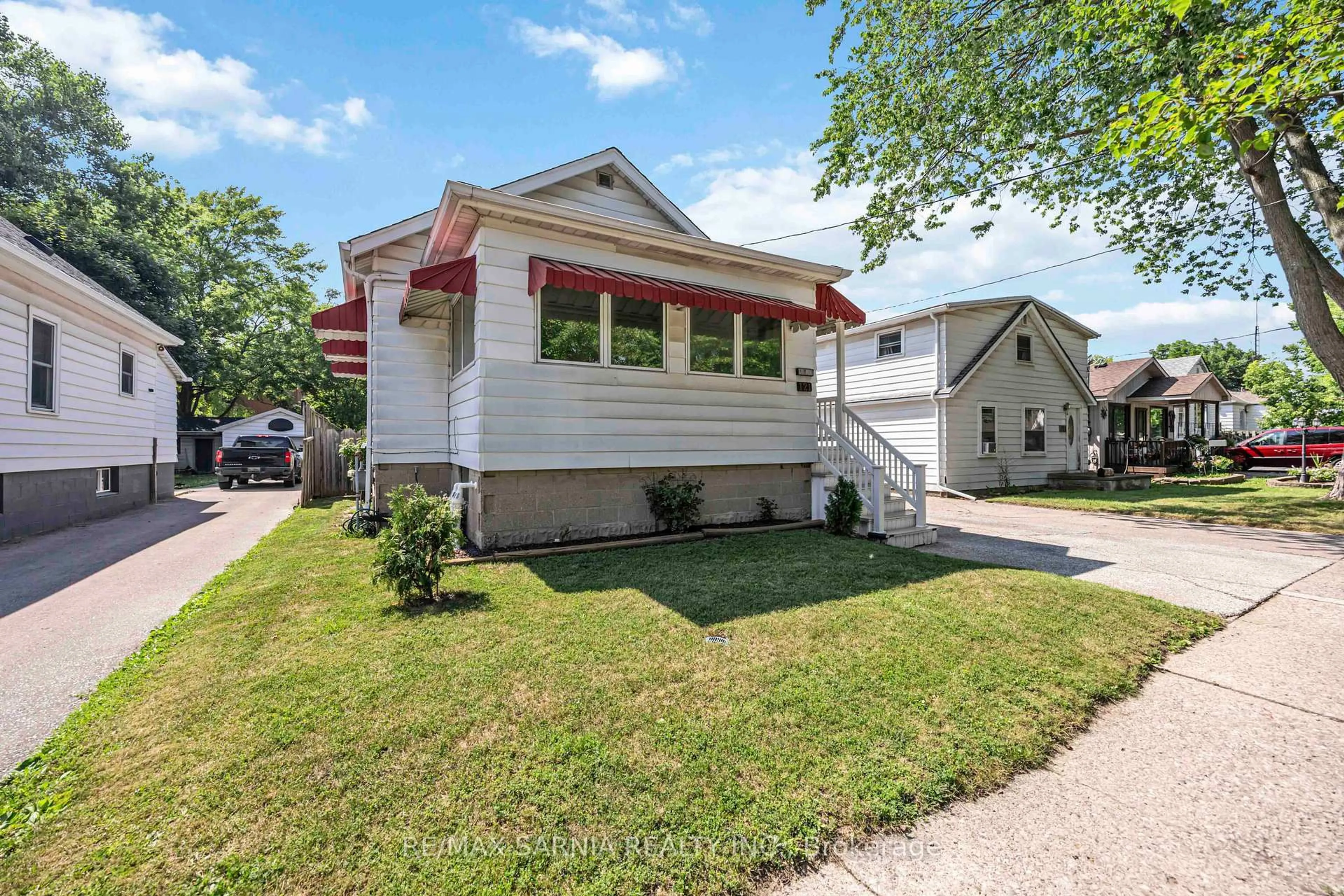 Home with vinyl exterior material, street for 121 Whitmore Ave, Sarnia Ontario N7T 3T3